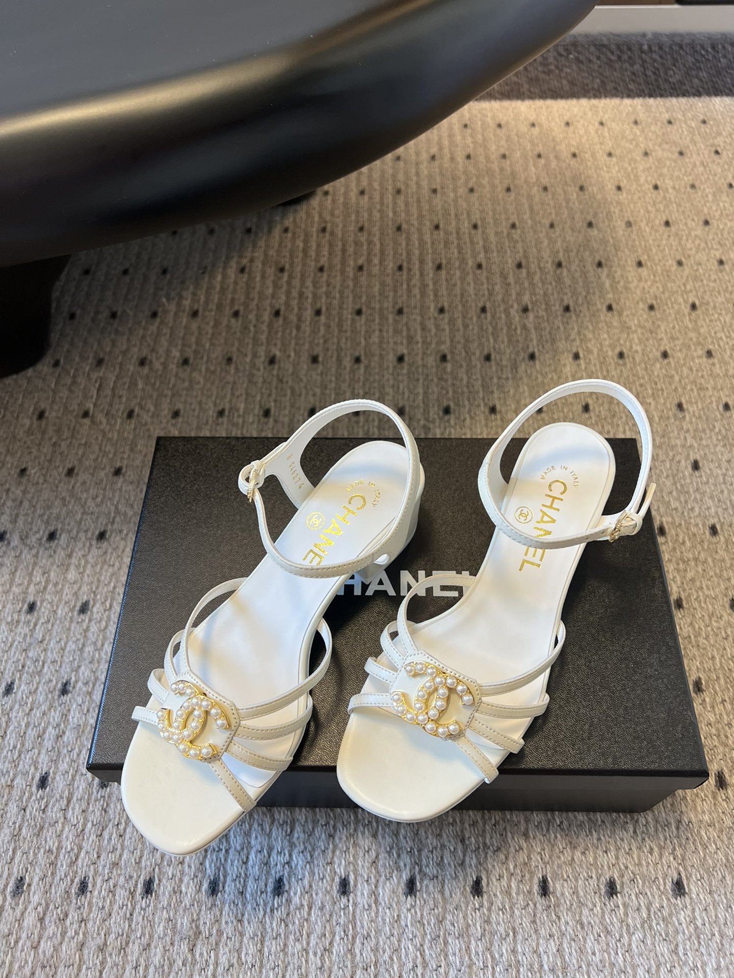 
chane* 25ss 小香春夏粗跟凉鞋新品

双c扣件 真的好精致的，珐琅珍珠这些细节，高级感拉满！