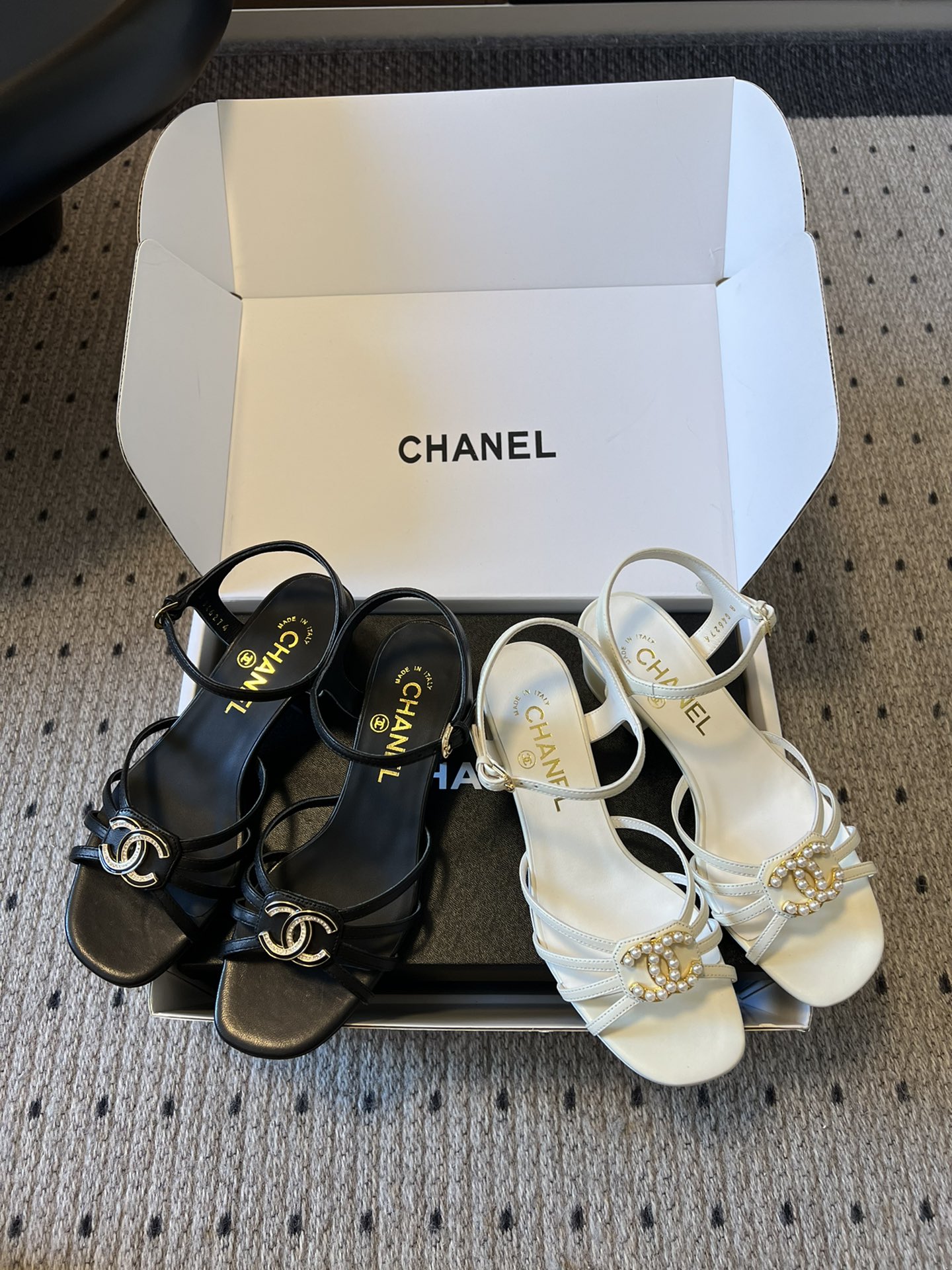 
chane* 25ss 小香春夏粗跟凉鞋新品

双c扣件 真的好精致的，珐琅珍珠这些细节，高级感拉满！