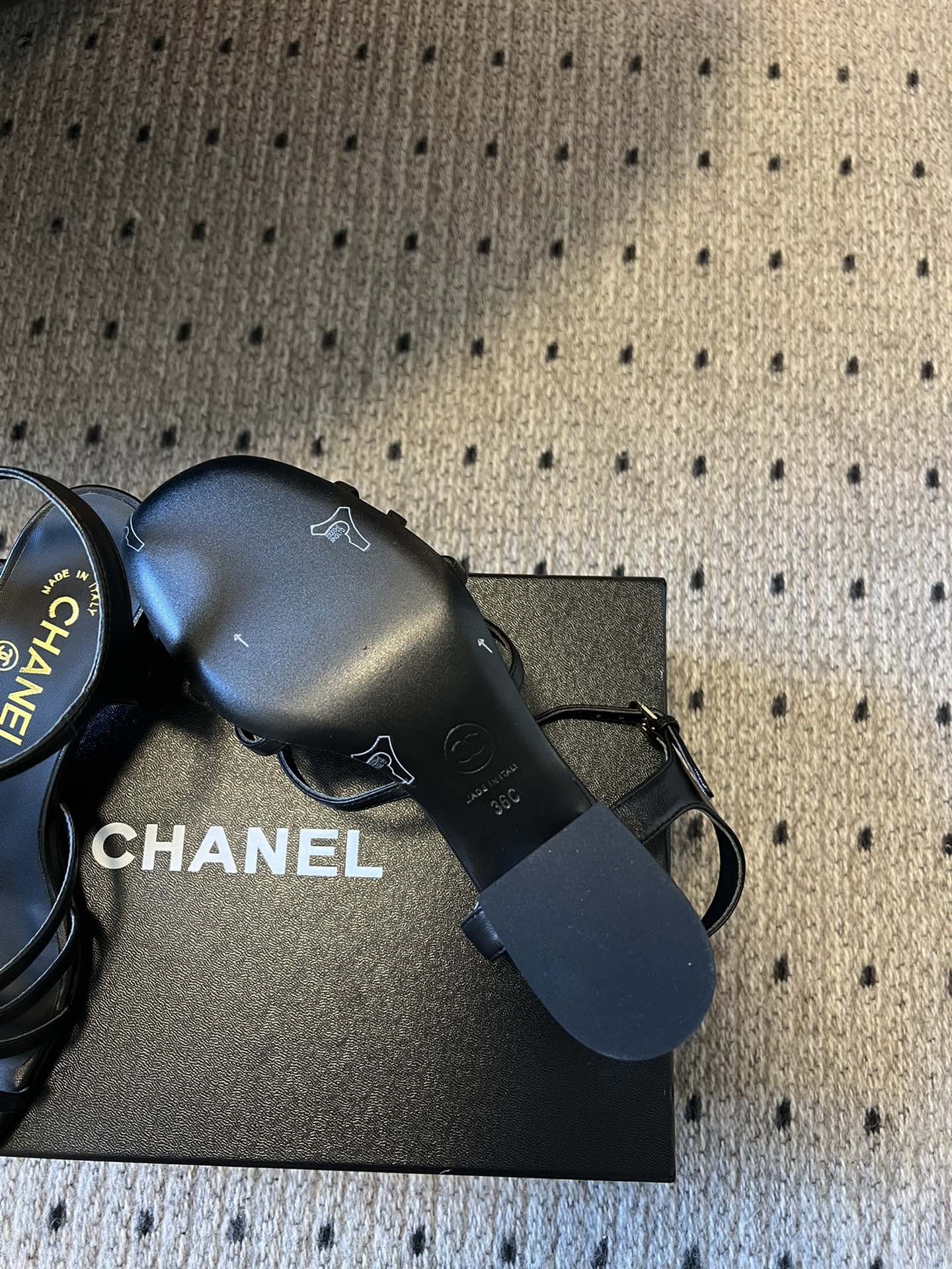 
chane* 25ss 小香春夏粗跟凉鞋新品

双c扣件 真的好精致的，珐琅珍珠这些细节，高级感拉满！
