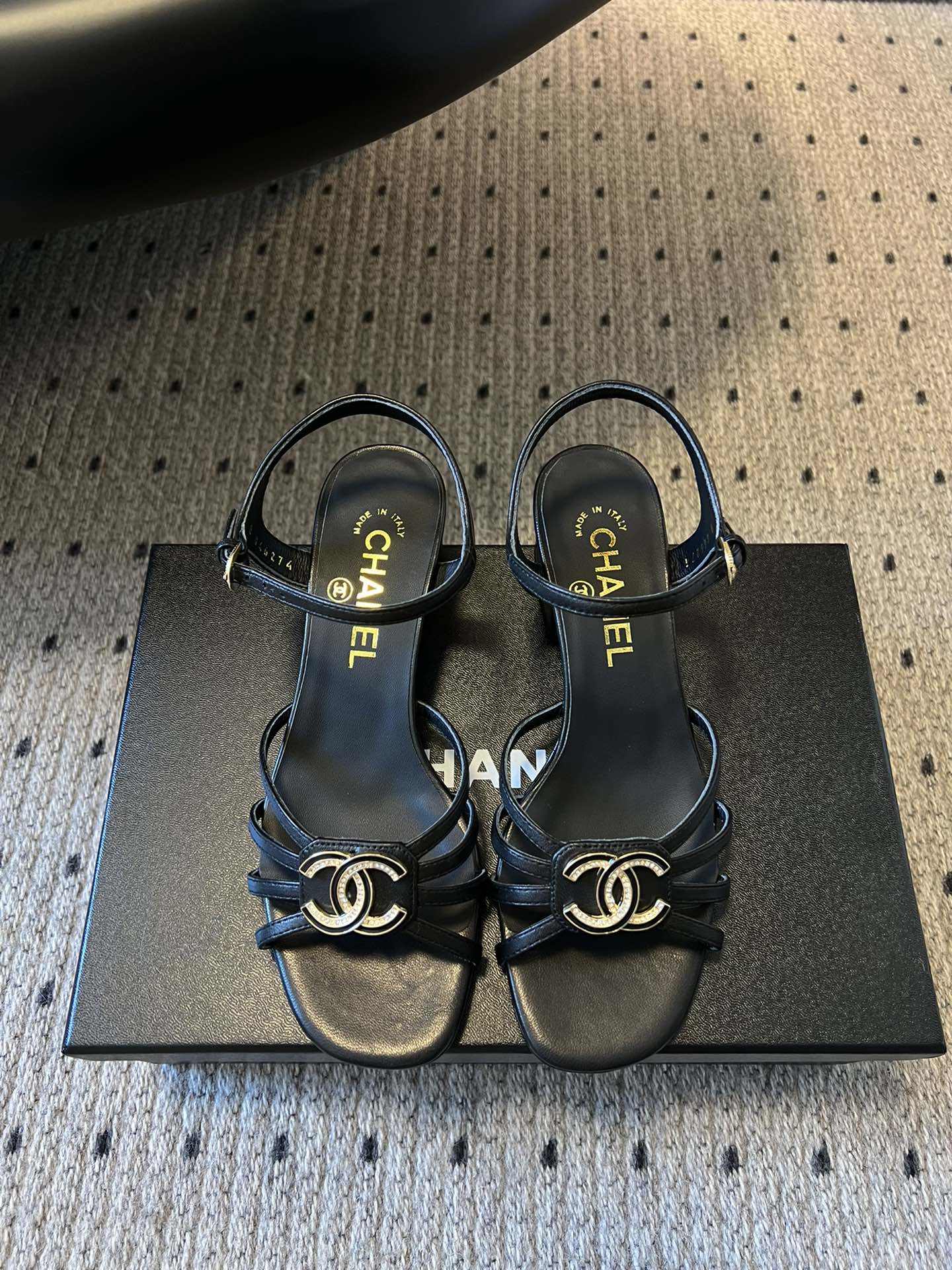 
chane* 25ss 小香春夏粗跟凉鞋新品

双c扣件 真的好精致的，珐琅珍珠这些细节，高级感拉满！