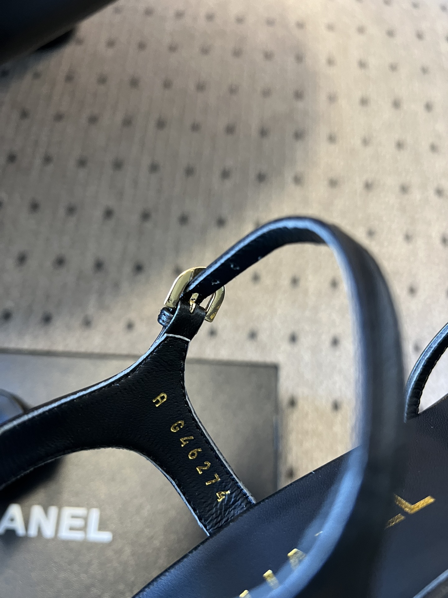 
chane* 25ss 小香春夏粗跟凉鞋新品

双c扣件 真的好精致的，珐琅珍珠这些细节，高级感拉满！