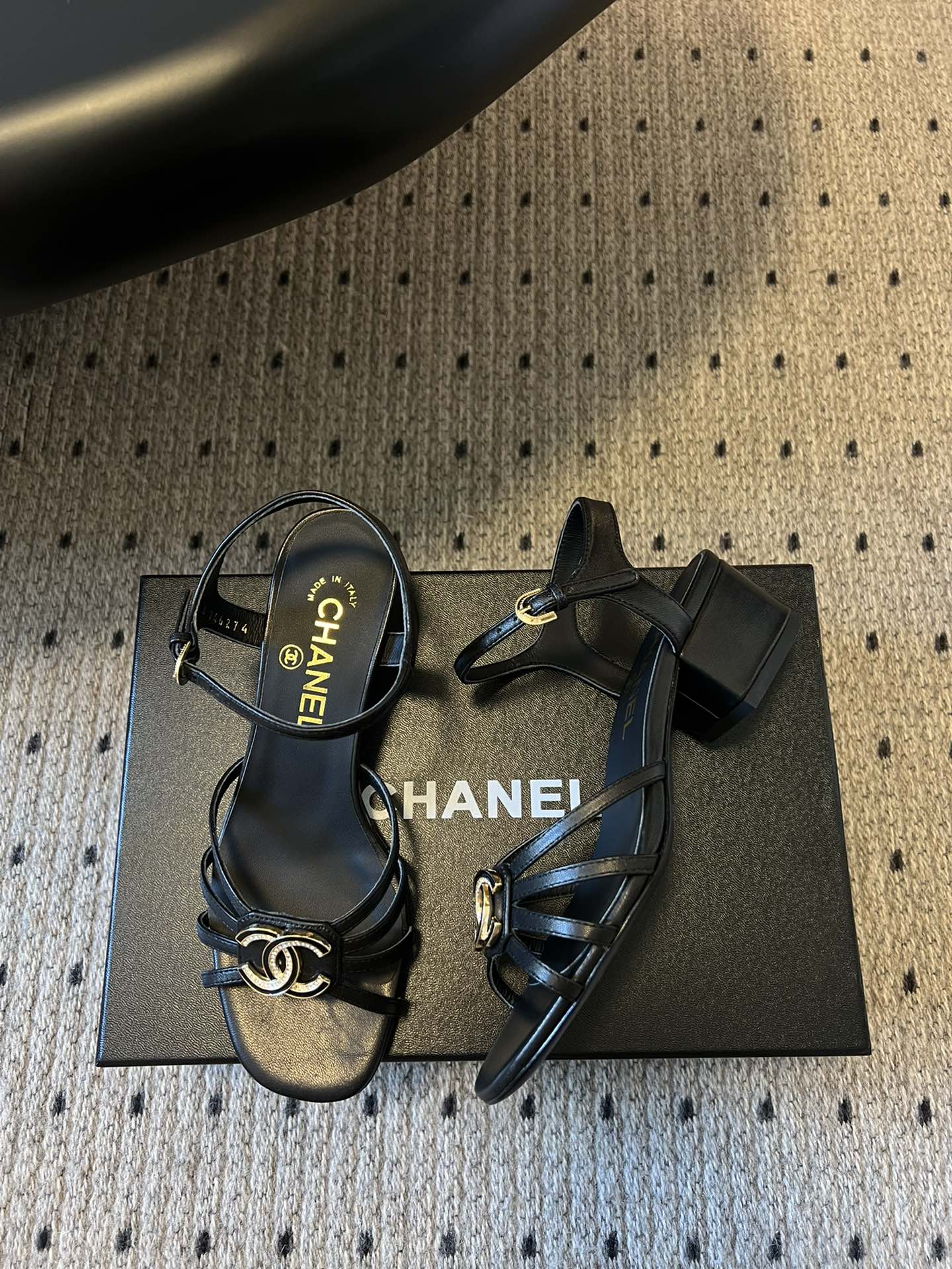 
chane* 25ss 小香春夏粗跟凉鞋新品

双c扣件 真的好精致的，珐琅珍珠这些细节，高级感拉满！