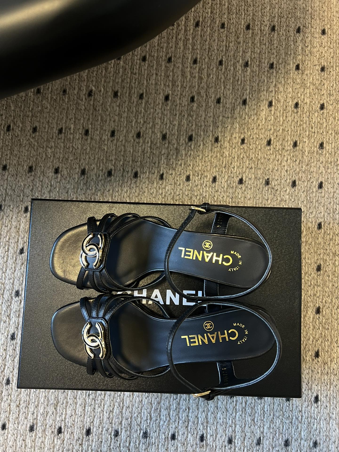 
chane* 25ss 小香春夏粗跟凉鞋新品

双c扣件 真的好精致的，珐琅珍珠这些细节，高级感拉满！