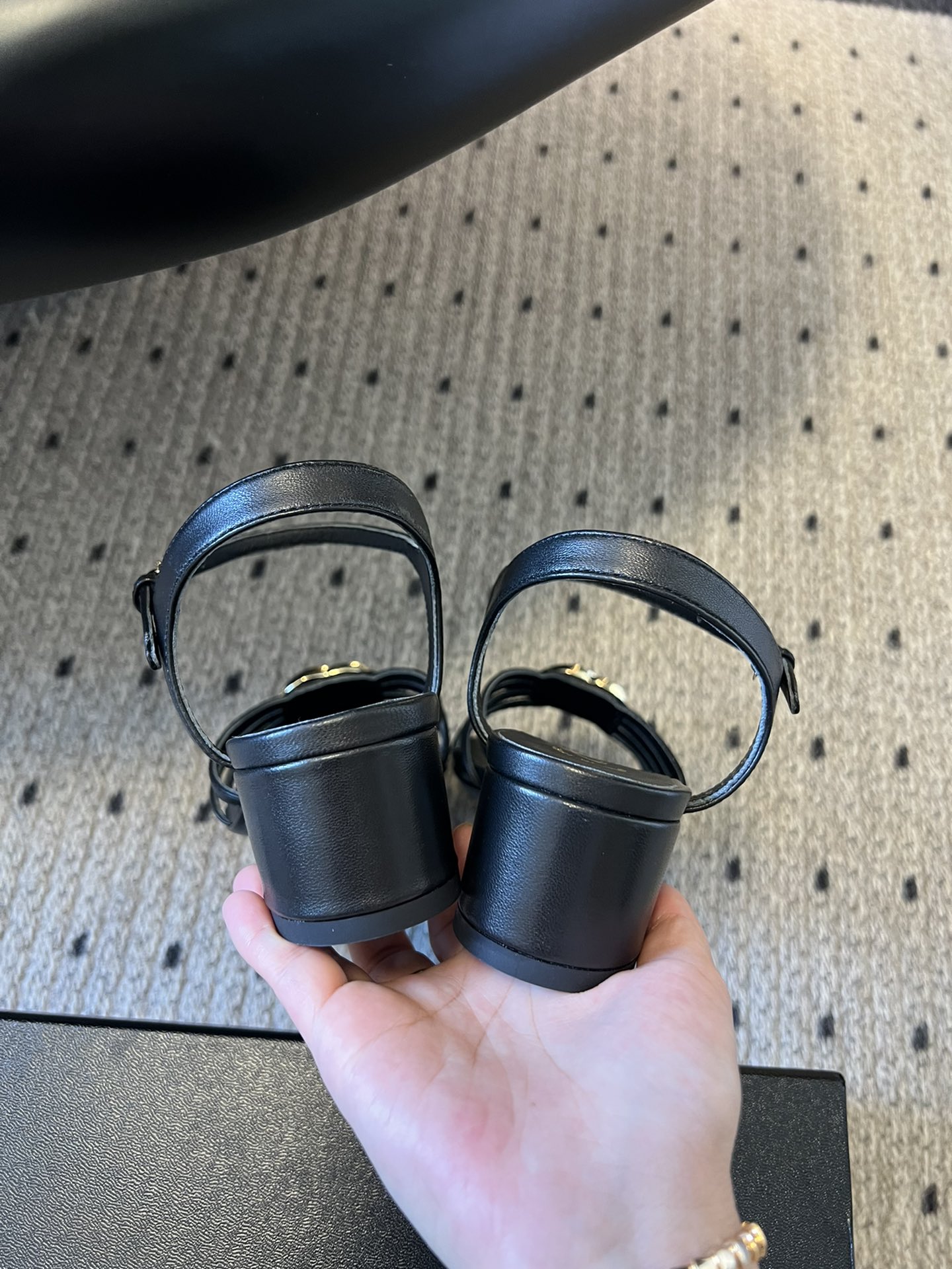 
chane* 25ss 小香春夏粗跟凉鞋新品

双c扣件 真的好精致的，珐琅珍珠这些细节，高级感拉满！