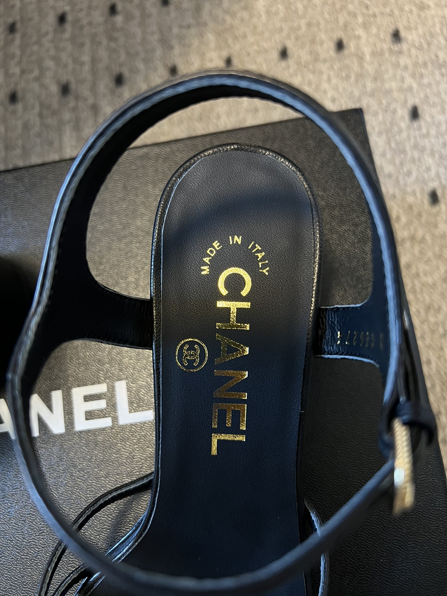 
chane* 25ss 小香春夏粗跟凉鞋新品

双c扣件 真的好精致的，珐琅珍珠这些细节，高级感拉满！