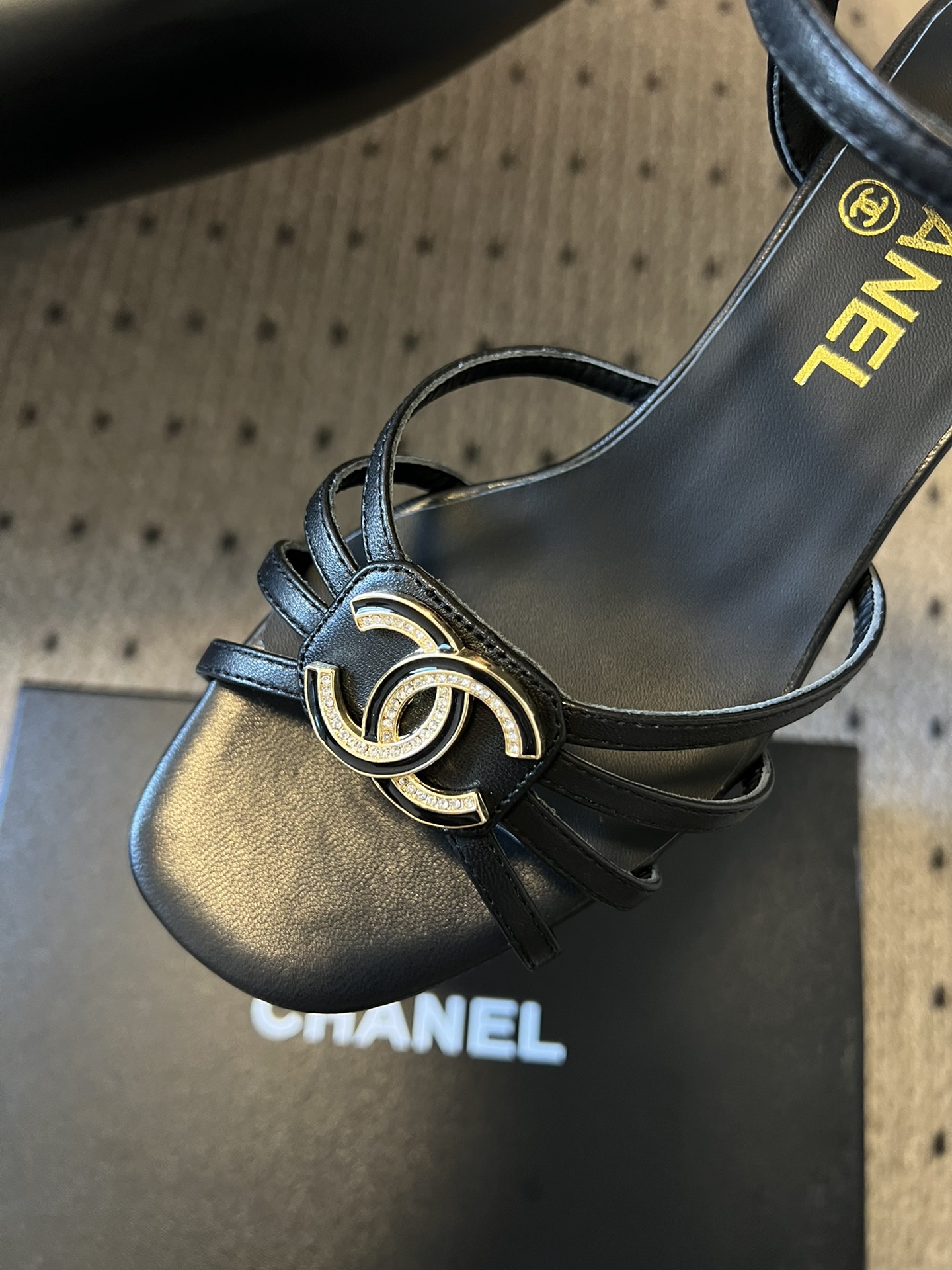 
chane* 25ss 小香春夏粗跟凉鞋新品

双c扣件 真的好精致的，珐琅珍珠这些细节，高级感拉满！