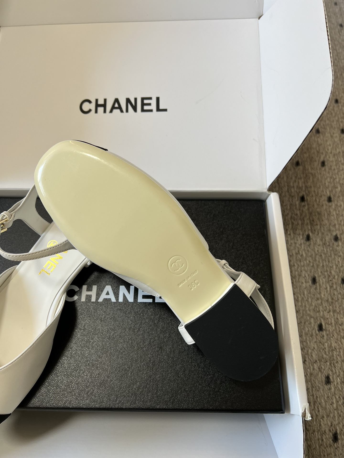 
代购级别 Chane* 小香25ss玛丽珍

小香𝐂家绝美玛丽珍凉鞋 甜度爆表 美到犯规
圆方头设计 