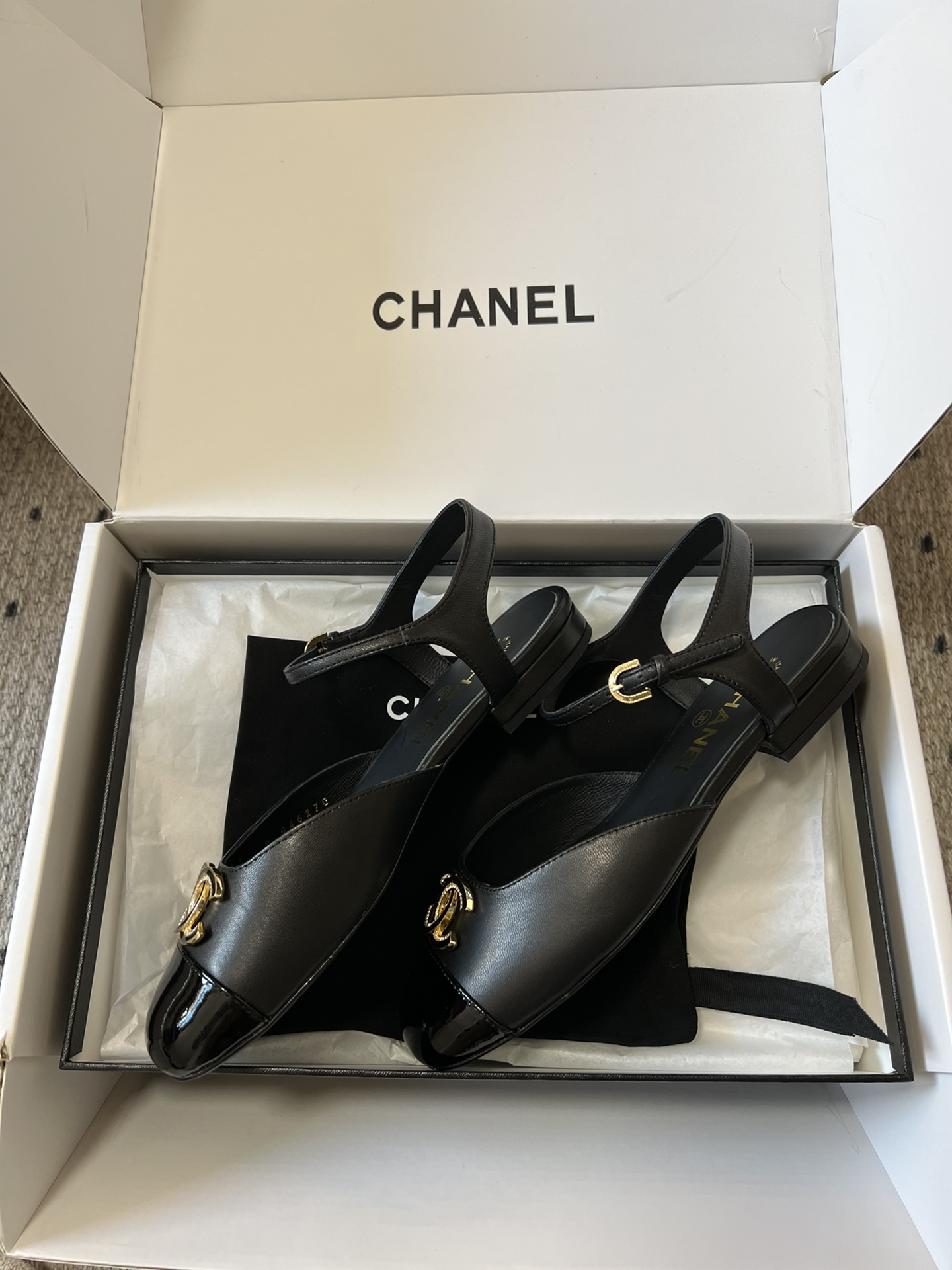 
代购级别 Chane* 小香25ss玛丽珍

小香𝐂家绝美玛丽珍凉鞋 甜度爆表 美到犯规
圆方头设计 