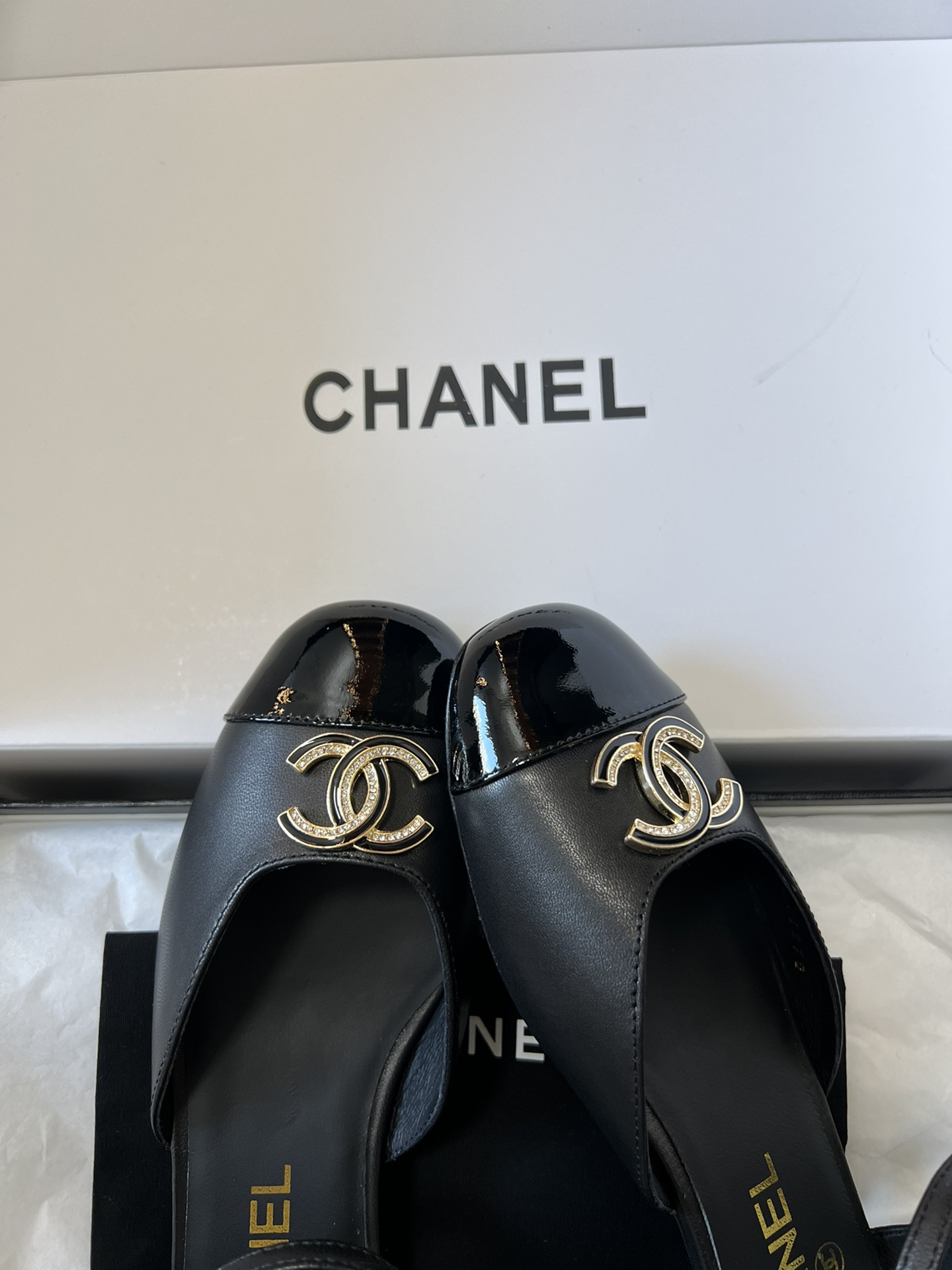 
代购级别 Chane* 小香25ss玛丽珍

小香𝐂家绝美玛丽珍凉鞋 甜度爆表 美到犯规
圆方头设计 