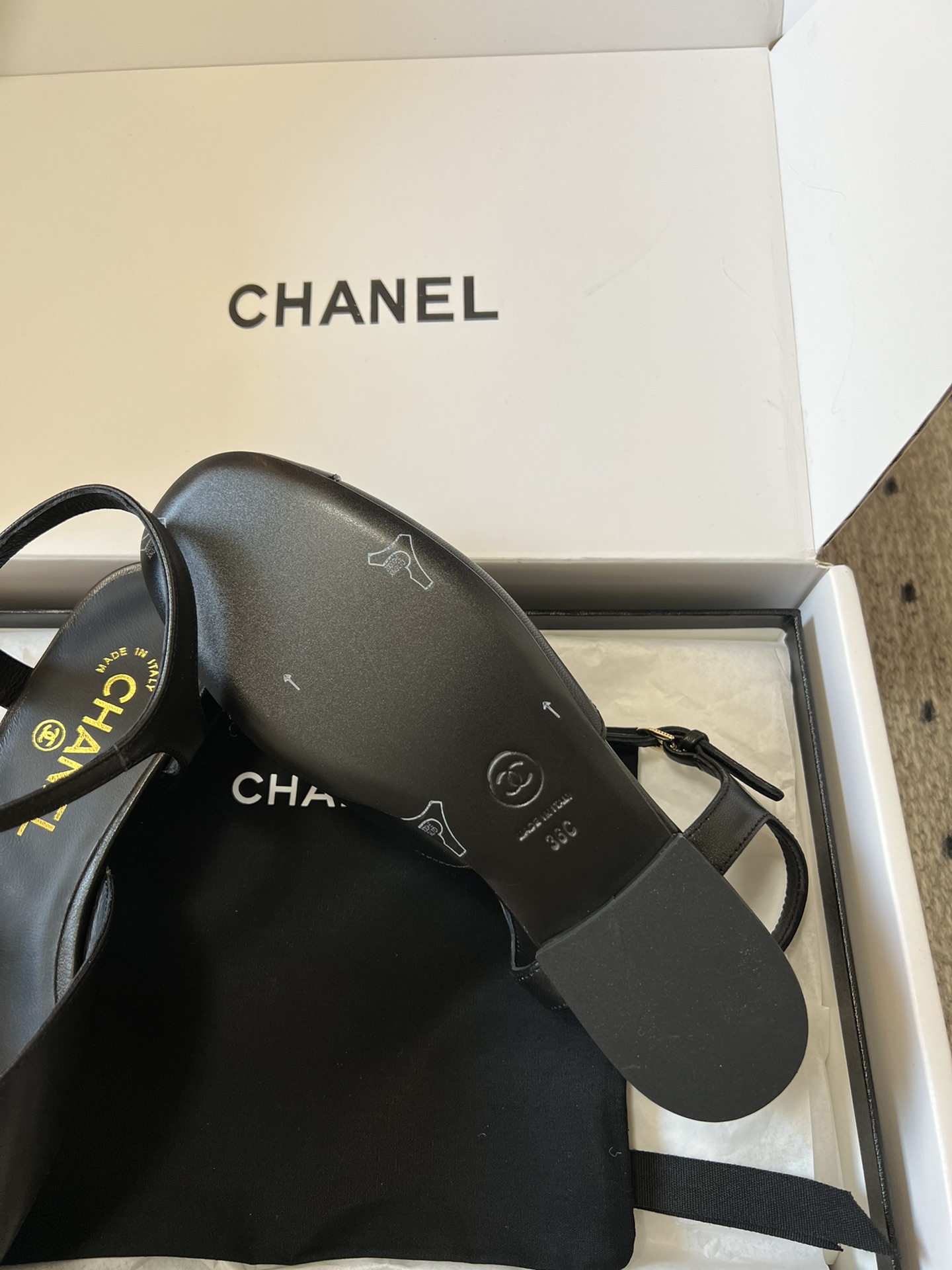 
代购级别 Chane* 小香25ss玛丽珍

小香𝐂家绝美玛丽珍凉鞋 甜度爆表 美到犯规
圆方头设计 