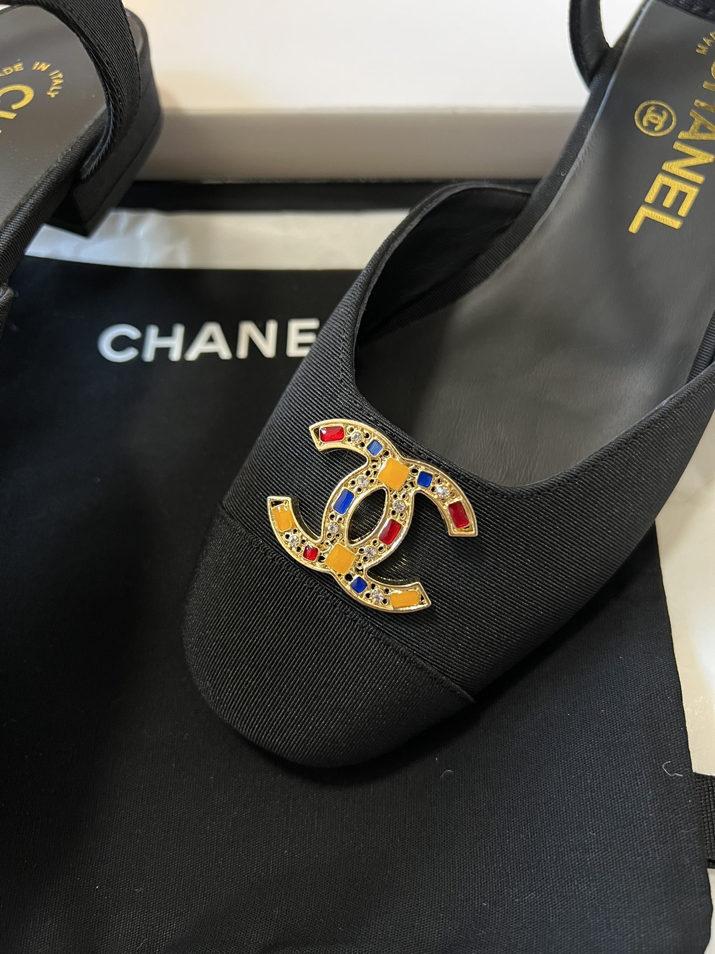 
代购级别 Chane* 小香25ss玛丽珍

小香𝐂家绝美玛丽珍凉鞋 甜度爆表 美到犯规
圆方头设计 
