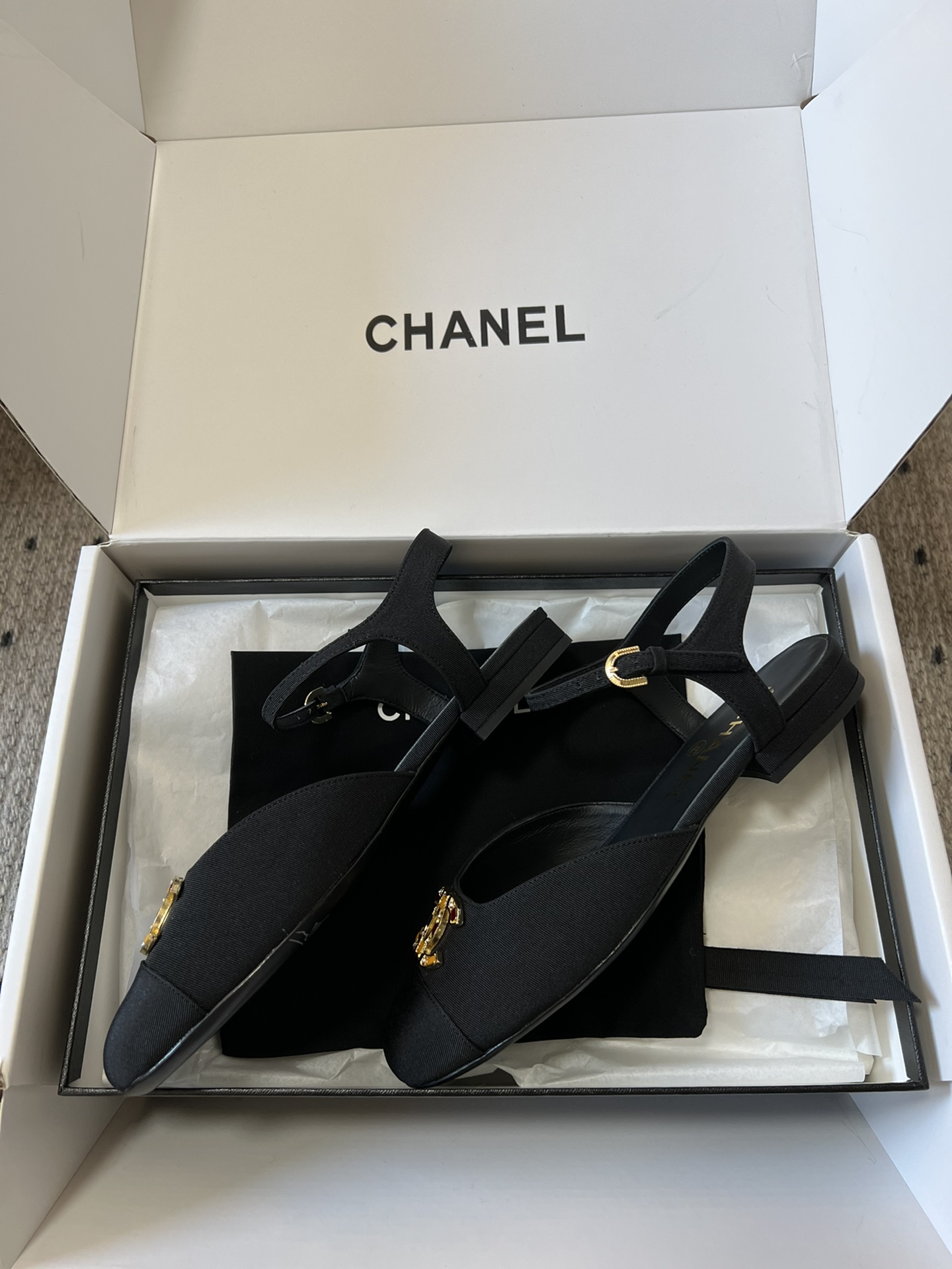 
代购级别 Chane* 小香25ss玛丽珍

小香𝐂家绝美玛丽珍凉鞋 甜度爆表 美到犯规
圆方头设计 