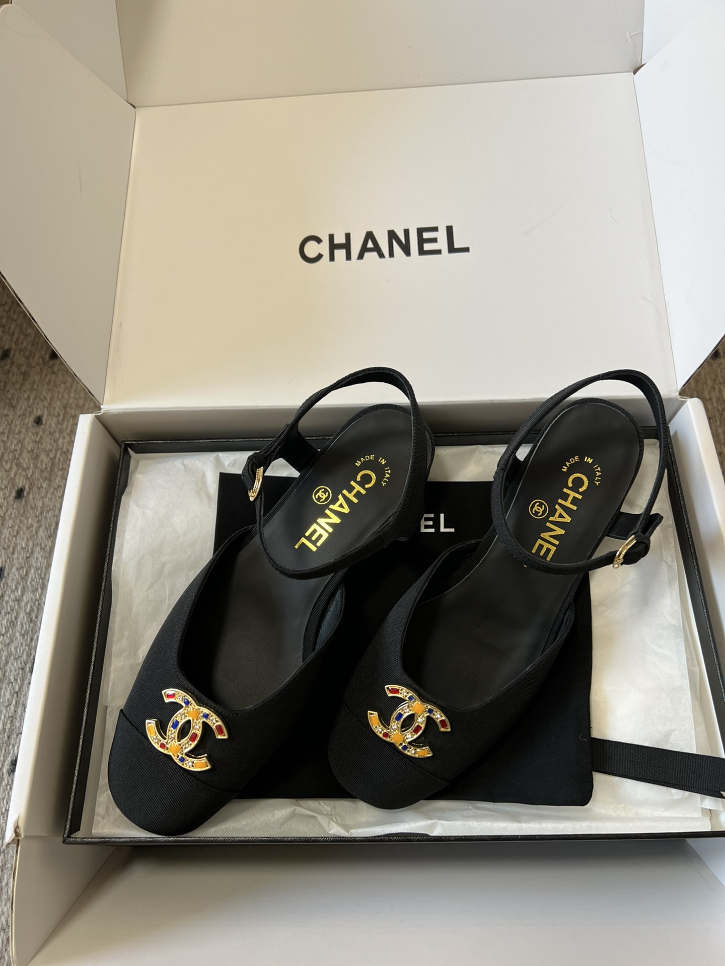
代购级别 Chane* 小香25ss玛丽珍

小香𝐂家绝美玛丽珍凉鞋 甜度爆表 美到犯规
圆方头设计 