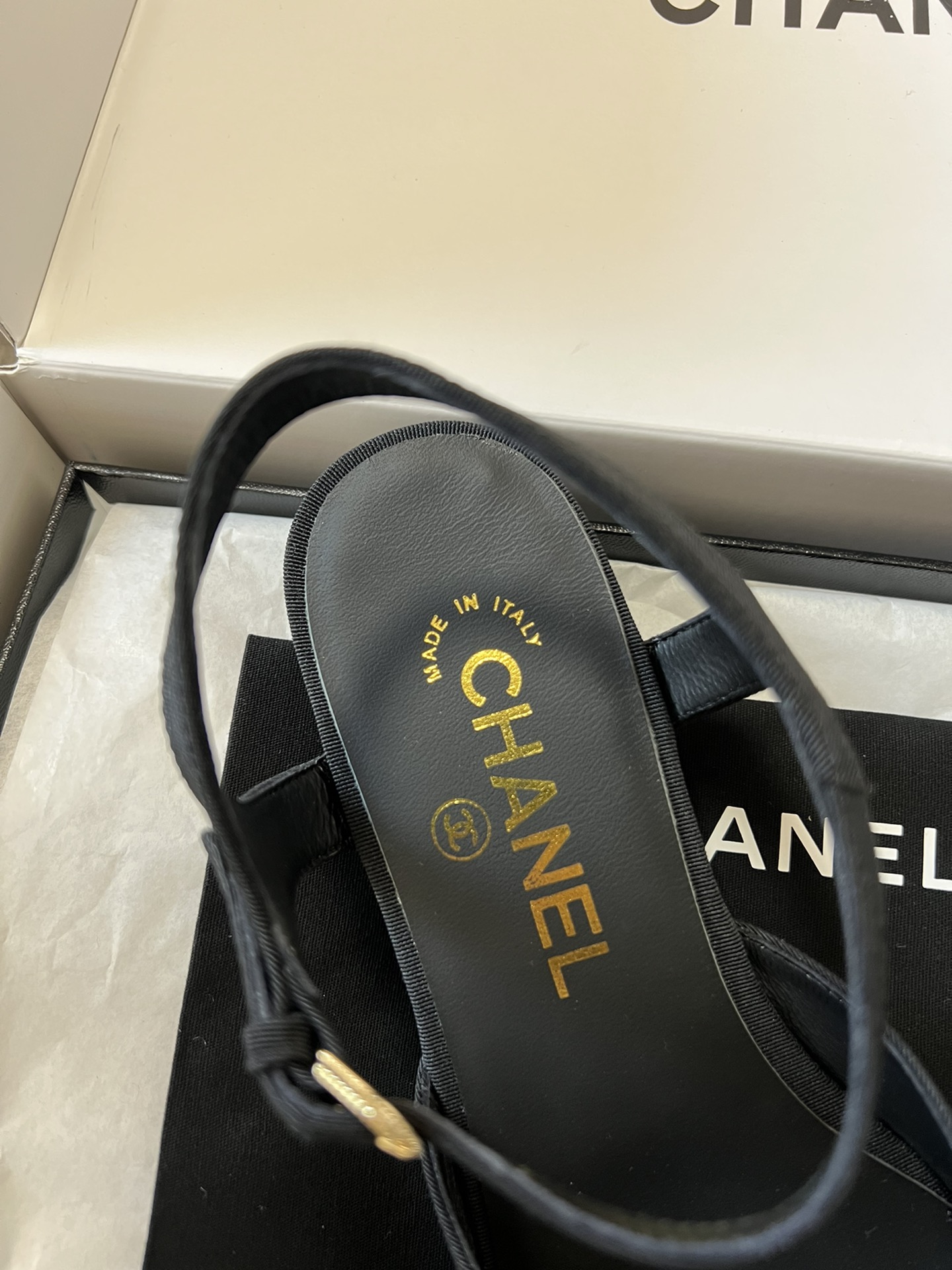 
代购级别 Chane* 小香25ss玛丽珍

小香𝐂家绝美玛丽珍凉鞋 甜度爆表 美到犯规
圆方头设计 
