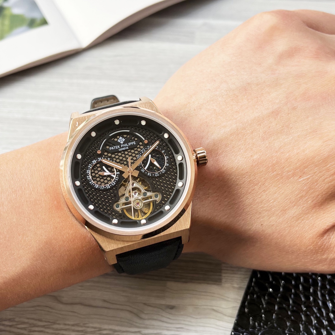 NO:148704,White and gold Patek Philippe (Patek Philippe fine men's watch, exquisitely crafted, tourbillon selection, multi-function display, including perpetual calendar week calendar displays exquisite details and superb skills, equipped with multi-function fully automatic mechanical movement, top-level 316 stainless steel case, imported calfskin strap, super mineral mirror, size 43x13mm noble example, gentlemanly style, identity symbol, show your unique taste!,,patek philippe,cowhide19860909白 金 百达翡丽(Patek Philippe 精品男士腕表,精雕细琢,陀飞轮精选,多功能显示 包含万年历 星期 日历尽显精致细节与高超技艺,搭载多功能全自动机械机芯,顶级316精钢表壳,进口小牛皮表带,矿物质超强镜面,尺寸43x13mm尊贵典范,绅士风范,身份的象征,展现你的独特品味！,,patek philippe,cowhide,Watch