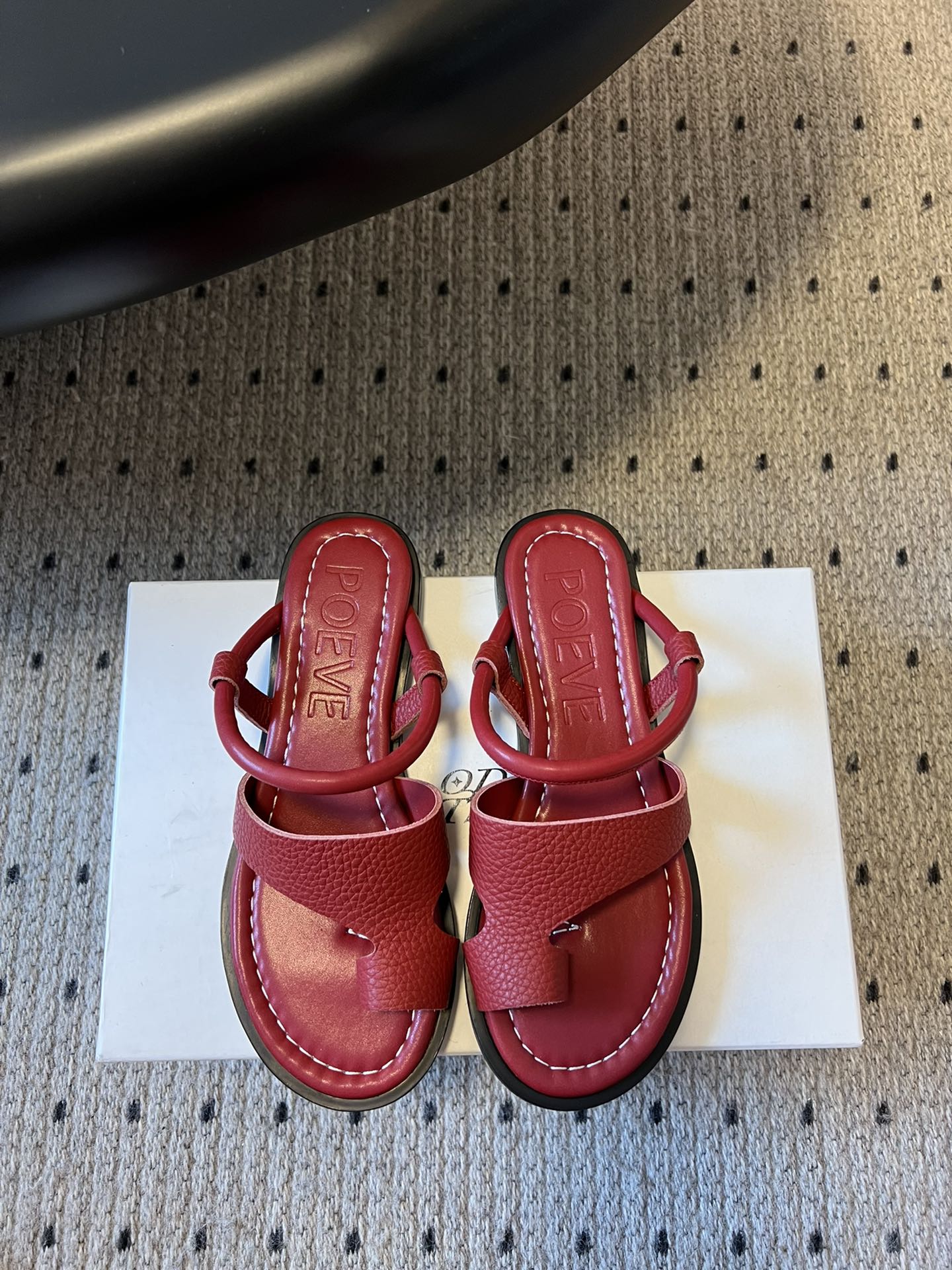 NO:225719,Purchasing grade Poeve 25ss Spring and summer new simple wrinkle and simple flat sole foot-clip slippers!  Therow's usual minimalist style, clean and neat layout design, no decoration, only the design is the highlight, highlighting temperament and personality!  The upper is made of imported soft cowhide, soft, comfortable and soft!  Original rubber outsole combination with high-end texture!  Size#35-40 (40 custom made without return or exchange), split-toe shoes, slippers, cowhide19860909代购级 Poeve 25ss 春夏新款简易皱面简易平底 夹脚拖鞋！ Therow一贯的极简风格 干净利落的版面设计 没有任何装饰 仅以设计为亮点 凸显气质和彰显个性！ 鞋面采用进口绵软牛皮 柔软舒适柔软！原版橡胶大底组合 高档质感！ Size#35-40（40定做不退换）,分趾鞋,slippers,cowhide,Women's Shoes