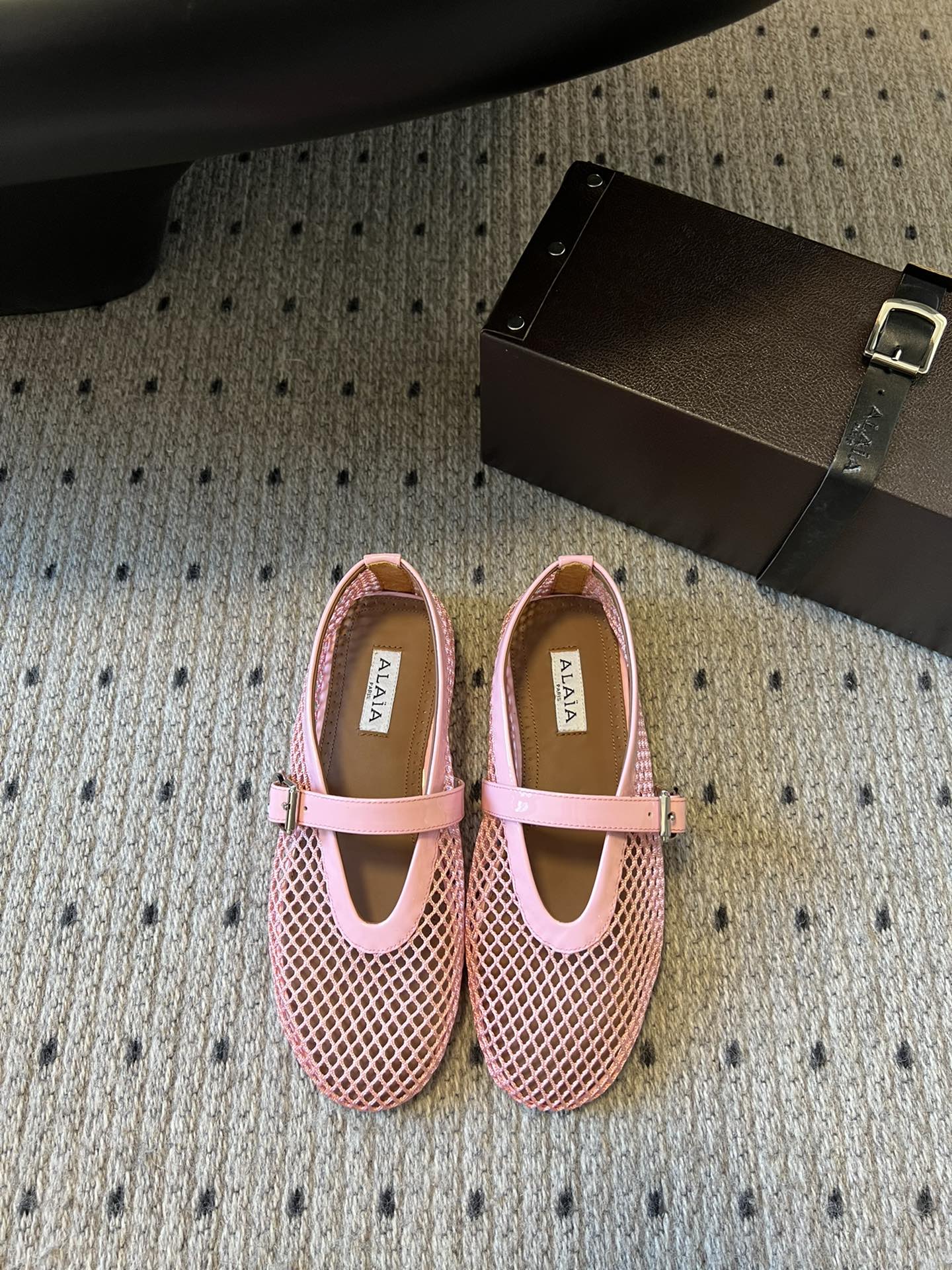 NO:225265,Exclusive new product Alaia 25ss flat-toed toe mesh shoes semi-trolled/Mary Zhen. Alaia is ultimate comfort and versatile. The cross-belt design has a ballet feeling. The same style as Zhang Xiaohui. Sweet and cool ballet style. A popular ballet shoes, romantic and charming. Original custom cowhide/mesh/Yangjing fabric. Sheepskin inner original leather outsole. Size 35-39 (40 custom made without return) drag. Single shoes, ballet shoes, alaia, mary jane, cowhide, sheepskin, sheep, Leather soles19860909独家新品 Alaia 25ss 平底夹趾网鞋半拖/玛丽珍 兜兜转转还得是Alaia 极致的舒适和百搭 交叉带的设计有种芭蕾舞的感觉 章小蕙同款 甜酷芭蕾风 人气超高的一款芭蕾舞鞋,浪漫又迷人 原版订制牛皮/网纱/羊京面料 羊皮内里 原版真皮大底 码数35-39（40订做不退换） 拖 单鞋,芭蕾舞鞋,alaia,mary jane,cowhide,sheepskin,sheep,Leather soles,Women's Shoes