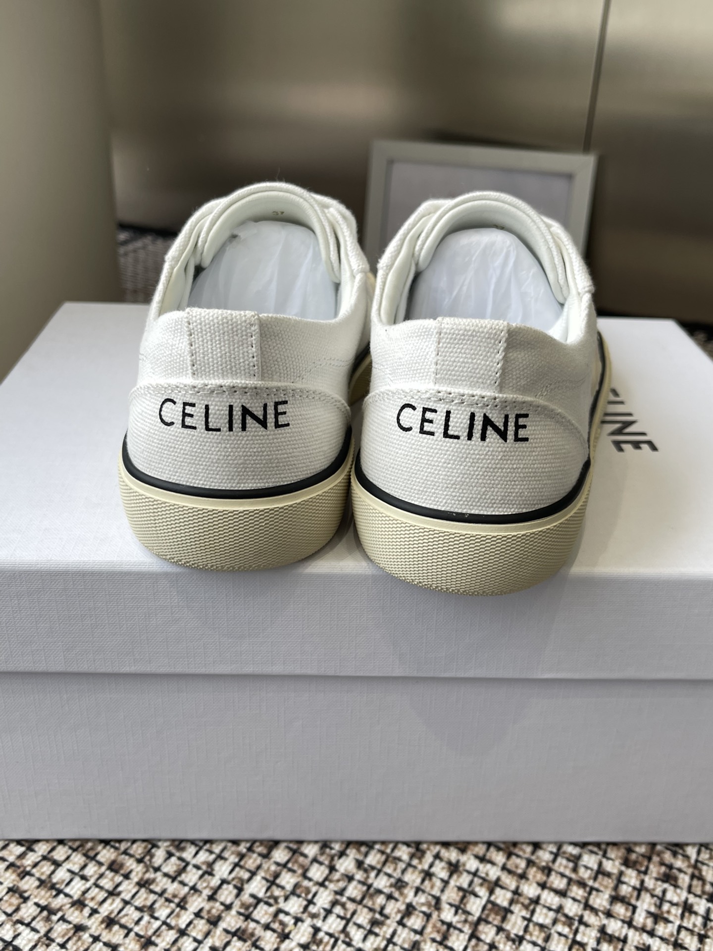 Celine Runner CR-07153 Sneakers - Iconic Design, Comfortable Fit, and Elegant Style 10 i1742503540 1743 8