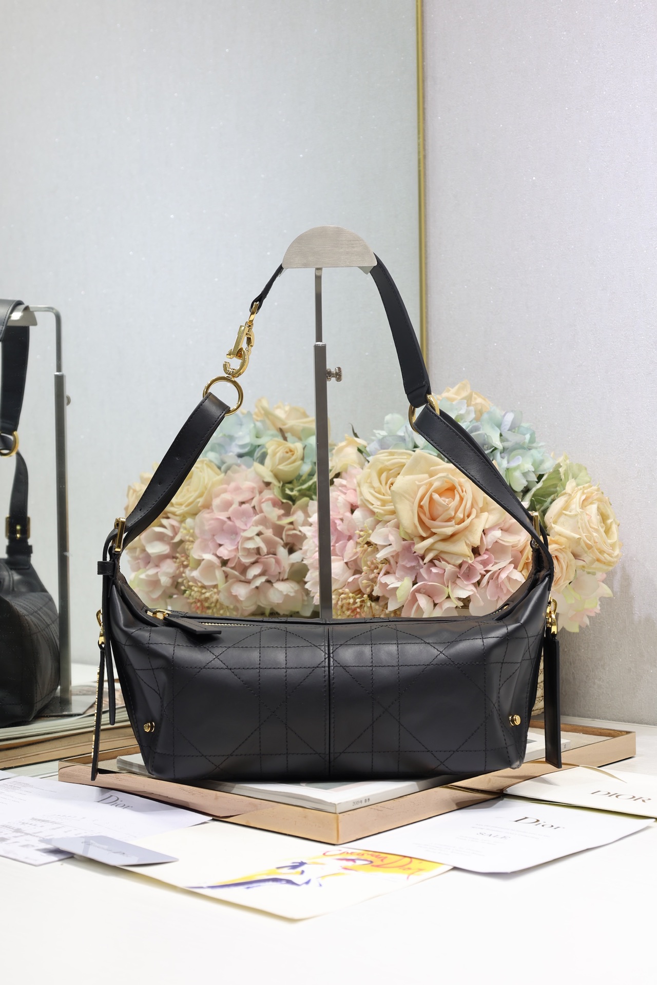 NO:384975,Small D-Journey handbag 'Black plain' This D-Journey handbag is a new product this season. It was released in the 2025 spring and summer ready-to-wear series. It has a soft texture and a new interpretation of the dumpling silhouette with a modern design. It is carefully crafted from black leather and decorated with flat and oversized rattan plaid lines, rejuvenating the classic Dior pattern. There is a zippered pocket in the main compartment to make it more refined. Two decorative pockets on the side are paired with large leather zipper heads, decorated with Christian Dior Paris logo. Small style, paired with adjustable top leather handles and leather shoulder straps, can be carried, shoulders or crossbody, making it ideal for daily styles. Except for decorative objects and decorative lines Zipper closures Leather shoulder straps and adjustable top handles, paired with gold-finished metal CD  Hooks Decorative side pockets with leather zipper heads, decorated with vintage gold finish metal Christian Dior Paris logo Internal zipper pocket Model 2416 Dimensions 25.5 x 14.5 x 14 cm (L x H x W) Storage 1 cell phone, 1 wallet, sunglasses and lipstick, Dior, dior, wallets19860909小号 D-Journey 手袋「黑色平纹」 这款 D-Journey 手袋是本季新品,于迪奥二零二五春夏成衣系列发布秀精彩亮相,质地柔软,以摩登设计全新演绎水饺包廓形.采用黑色皮革精心制作,饰以扁平超大藤格纹缉面线,焕新演绎 Dior 的经典图案.主隔层内设有一个拉链口袋更显精致,两个侧面装饰性口袋搭配大号皮革拉链头,饰以 Christian Dior Paris 标志.小号款式,搭配可调节顶部皮革手柄和皮革肩带,可手提、肩背或斜挎,是日常造型的理想之选. 装饰物及装饰线除外 拉链开合 皮革肩带和可调节顶部手柄,搭配金色饰面金属 CD 挂钩 侧面装饰性口袋搭配皮革拉链头,饰以复古金色饰面金属 Christian Dior Paris 标志 内部拉链口袋 型号2416 尺寸25.5 x 14.5 x 14 厘米（长 x 高 x 宽） 可收纳 1 部手机、1 个钱包、太阳眼镜和唇膏,迪奥,dior,dior,wallets,Bag