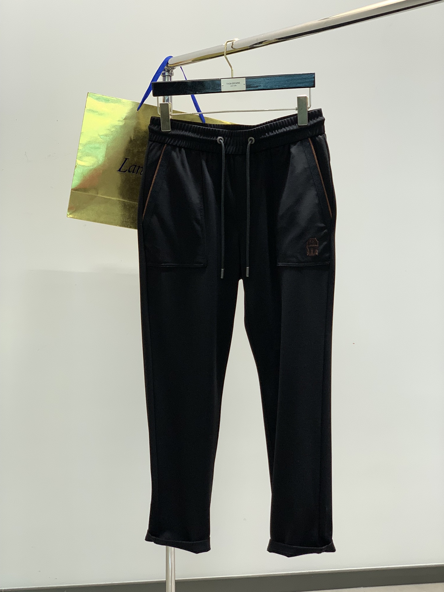 NO:132668,Black color, khaki, gray, Italian god lion, fashion brand, new spring products for 2025, fashionable casual pants, special counters are available at the same time, original single product, imported original fabric, unique design, elegant and high-end color matching, remarkable details in the interior, top-level embroidery craft letter pattern logo, original hardware accessories decoration, extremely high grade, comfortable and breathable, handsome upper body, 3 colors recommendation, code number M-3XL,, alexander wang19860909颜色黑,卡其,灰 ,意大利神狮,时尚品牌,2025春季新品,时尚休闲裤,专柜同步有售,原单狠货,采用进口原版面料,独特设计,配色高雅高级,内里细节可圈可点,顶级刺绣工艺字母图案logo,原版五金辅料装饰,档次极高,舒适透气,上身帅气,3色推荐,码数M-3XL,,alexander wang,Men's clothing