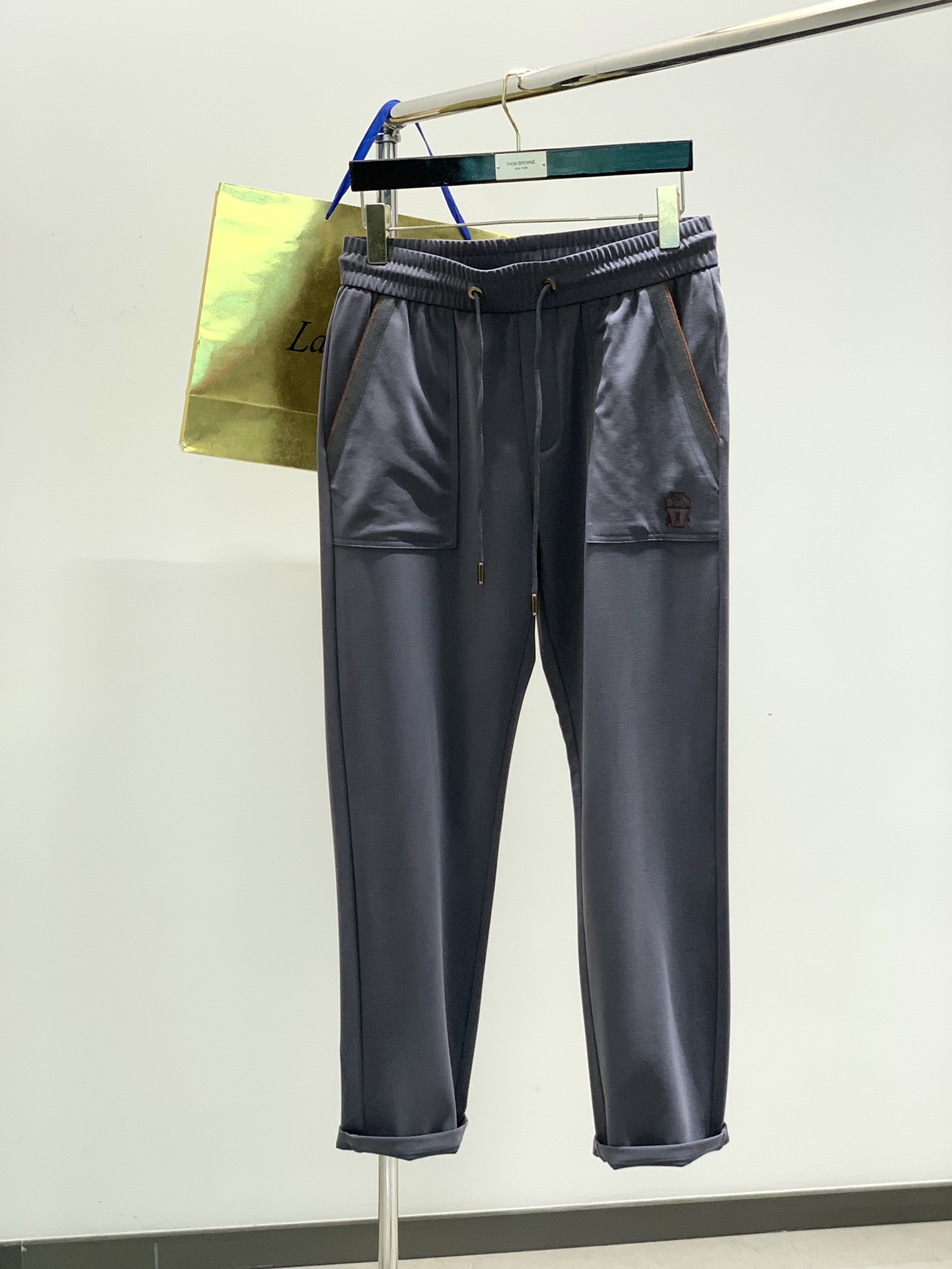 NO:132975,Black color, khaki, gray, Italian god lion, fashion brand, new spring products for 2025, fashionable casual pants, special counters are available at the same time, original single product, imported original fabric, unique design, elegant and high-end color matching, remarkable details in the interior, top-level embroidery craft letter pattern logo, original hardware accessories decoration, extremely high grade, comfortable and breathable, handsome upper body, 3 colors recommendation, code number M-3XL,, alexander wang19860909颜色黑,卡其,灰 ,意大利神狮,时尚品牌,2025春季新品,时尚休闲裤,专柜同步有售,原单狠货,采用进口原版面料,独特设计,配色高雅高级,内里细节可圈可点,顶级刺绣工艺字母图案logo,原版五金辅料装饰,档次极高,舒适透气,上身帅气,3色推荐,码数M-3XL,,alexander wang,Men's clothing