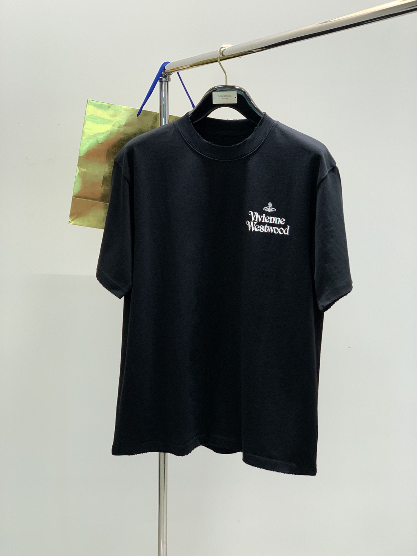 NO:132689,,VIvienne.Westwood Vivienne.Westwood, British fashion brand, new products in spring and summer 2025, fashionable and casual round neck short-sleeved T-shirt, top-grade printed craft letter pattern logo, simple and fashionable, handsome and stylish on the upper body!  2 colors recommended, code count: S-2XL, T-shirt,tees, t-shirt,alexander wang19860909,VIvienne.Westwood 维维安.韦斯特伍德,英国时尚潮牌,2025春夏新品,时尚休闲圆领短袖T恤,顶级印花工艺字母图案logo,简约时尚,上身帅气有型！2色推荐,码数: S-2XL,,T-shirt,tees，t-shirt,alexander wang,Men's clothing