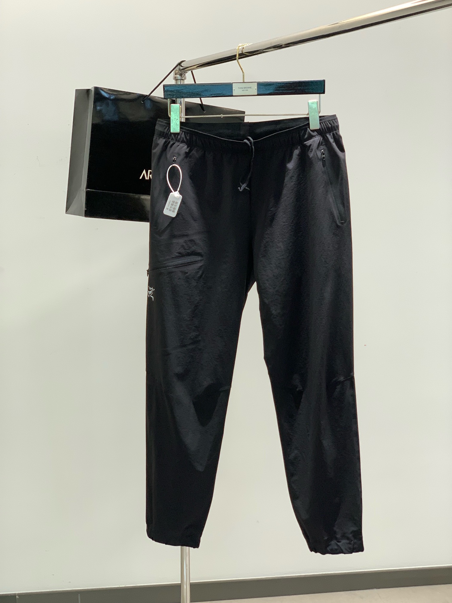 NO:132693,,ARCTERYX Archaeopteryx, 2025 spring new product, fashionable and casual trousers, available at the same time for counters, original singles, imported original fabric, top-grade printing craft letter pattern logo, extremely high-end, calm and versatile, handsome and stylish on the upper body, 3 colors recommended, code number M-2XL, arc'teryx, alexander wang19860909,ARCTERYX 始祖鸟,2025春季新品,时尚休闲长裤,专柜同步有售,原单狠货,采用进口原版面料,顶级印花工艺字母图案logo,档次极高,从容百搭,上身帅气有型,3色推荐,码数M-2XL,arc'teryx,alexander wang,Men's clothing