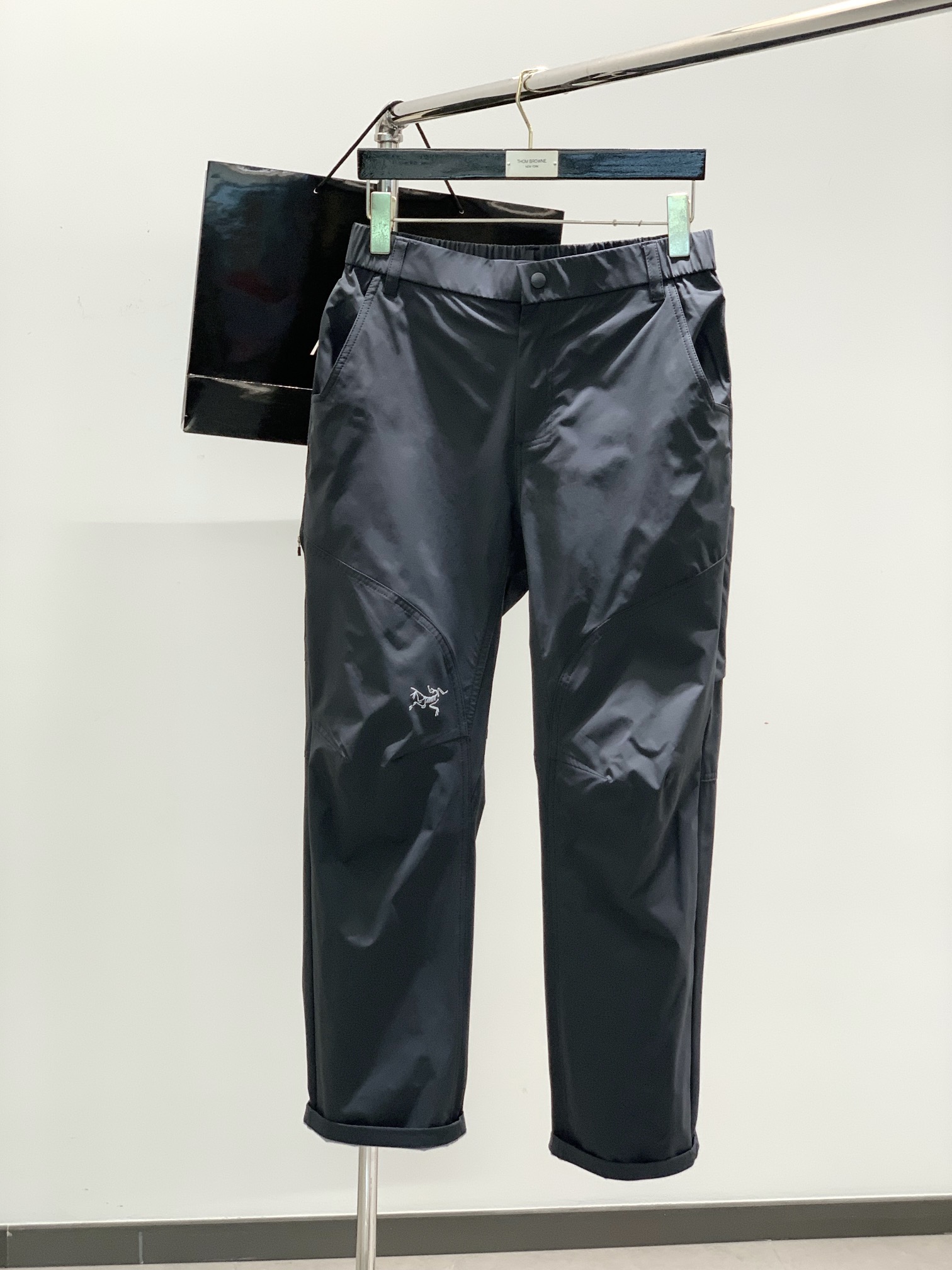 NO:132691,Black, gray, dark gray, ARCTERYX Archaeoptera bird, new spring 2025, fashionable and casual trousers, available at the same time for counters, original singles, imported original fabric, top-grade printed craft letter pattern logo, extremely high-end, calm and versatile, handsome and stylish on the upper body, 3 colors recommended, code number M-4XL is one size smaller, arc'teryx, alexander wang19860909颜色黑,灰白,深灰 ,ARCTERYX 始祖鸟,2025春季新品,时尚休闲长裤,专柜同步有售,原单狠货,采用进口原版面料,顶级印花工艺字母图案logo,档次极高,从容百搭,上身帅气有型,3色推荐,码数M-4XL偏小一码,arc'teryx,alexander wang,Men's clothing