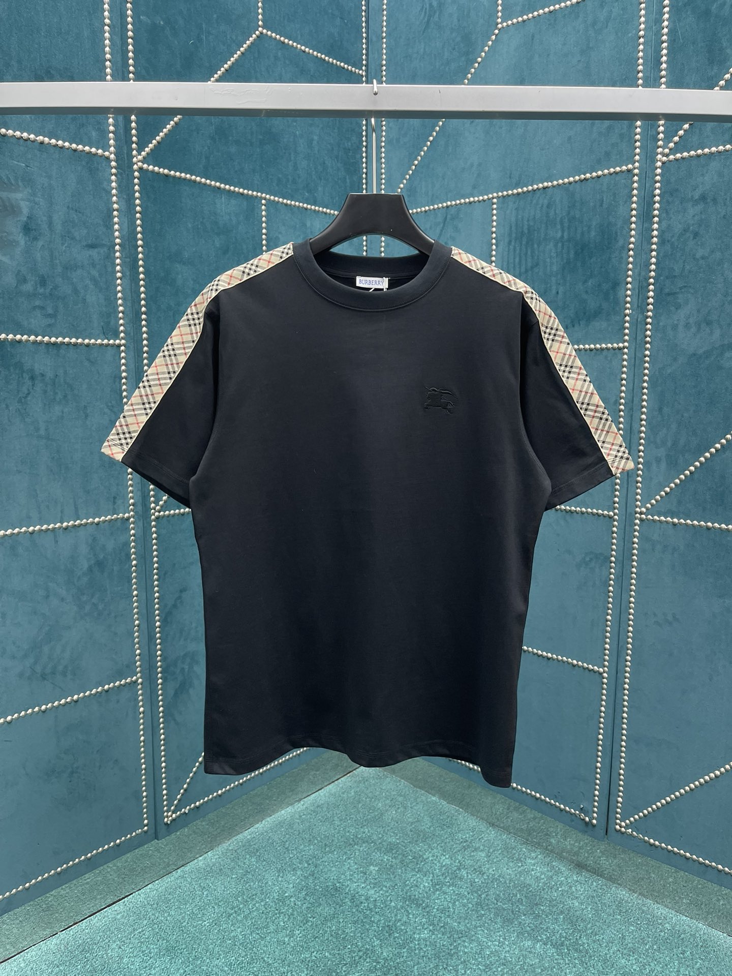 NO:162850,Burberry 25ss new T-shirt, made of lightweight flat cotton fabric, presenting a slim fit. Equipped with Equestrian Knight logo (EKD) embroidery, and the sleeves are decorated with Burberry checked straps. S.M.L.XL., burberry, burberry, alexander wang19860909巴宝莉25ss新款T 恤衫,选用轻盈平织棉面料制成,呈现修身版型.点缀马术骑士徽标（EKD）刺绣,衣袖融入 Burberry 格纹饰带. 码数S.M.L.XL.,,burberry,burberry,alexander wang,Men's clothing