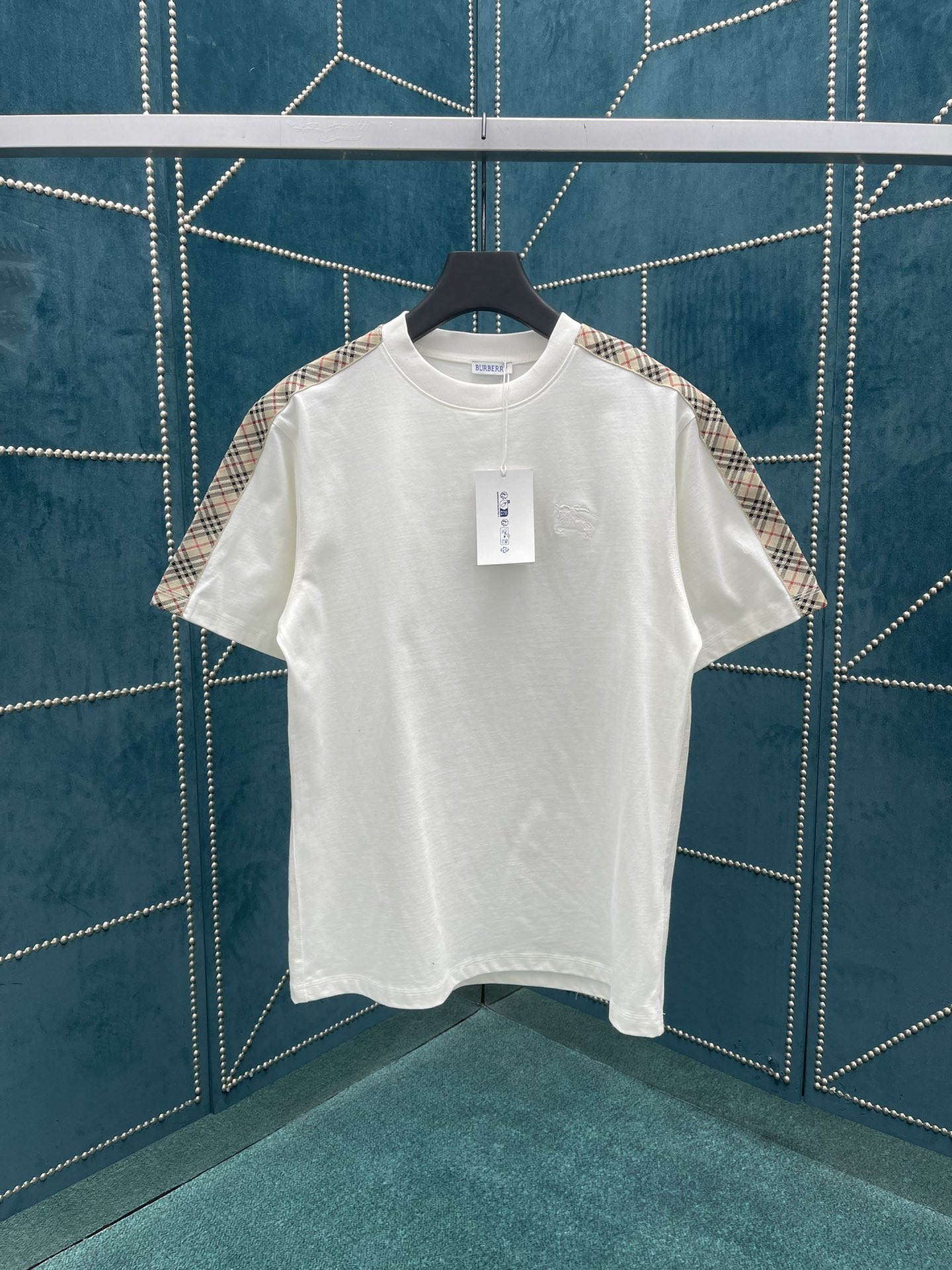 NO:161296,Burberry 25ss new T-shirt, made of lightweight flat cotton fabric, presenting a slim fit. Equipped with Equestrian Knight logo (EKD) embroidery, and the sleeves are decorated with Burberry checked straps. S.M.L.XL., burberry, burberry, alexander wang19860909巴宝莉25ss新款T 恤衫,选用轻盈平织棉面料制成,呈现修身版型.点缀马术骑士徽标（EKD）刺绣,衣袖融入 Burberry 格纹饰带. 码数S.M.L.XL.,,burberry,burberry,alexander wang,Men's clothing