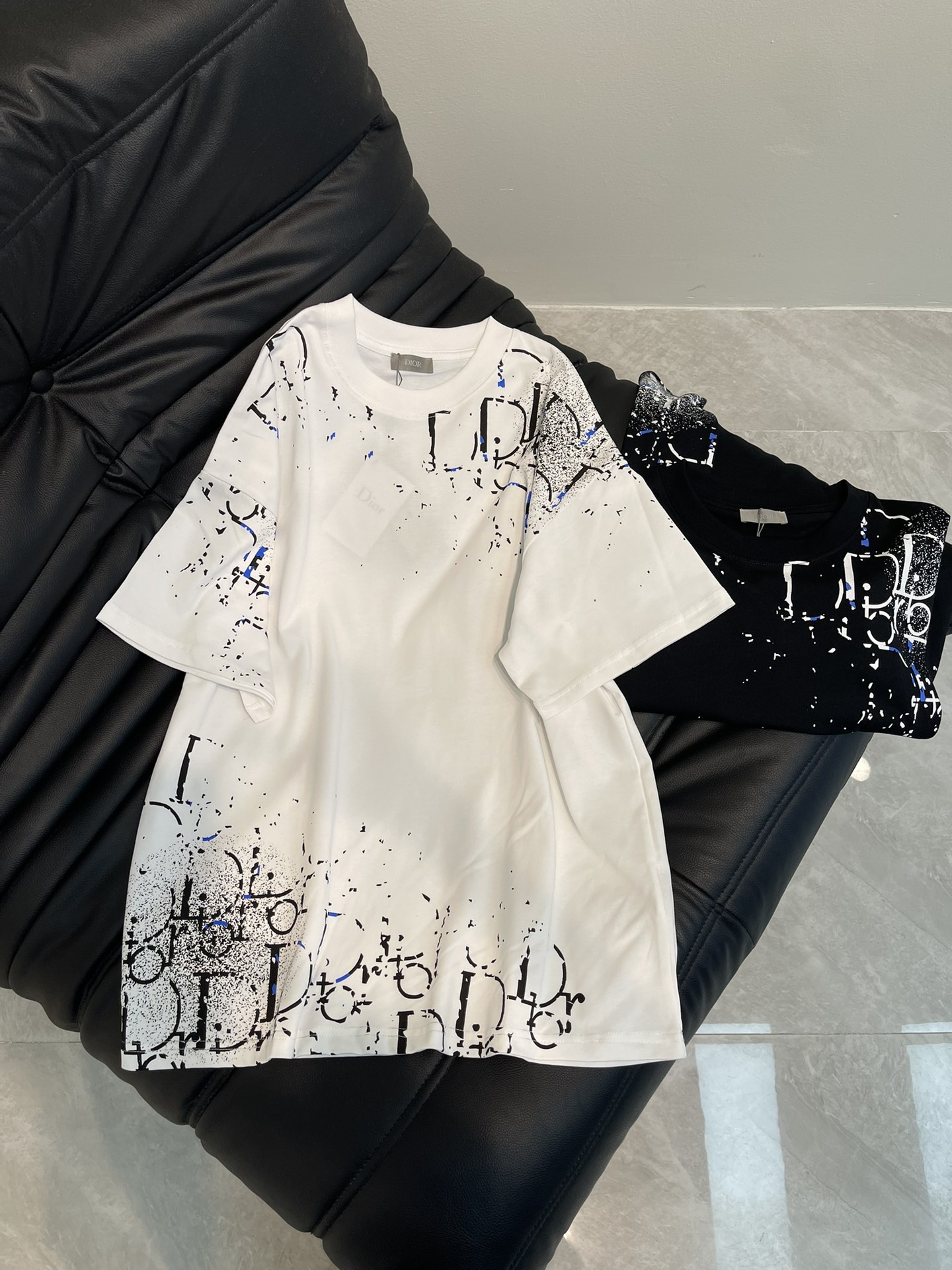 NO:318685,Dio*25 Spring and Summer New Starry Sky Ink Letter Logo Short-sleeved T-shirt. All cotton fabric, breathable and comfortable. Starry Sky Ink Letter Logo Printing Logo. This craft not only enhances the aesthetics of the clothing, but also gives it a unique texture and charm. Whether it is daily travel or partying, this T-shirt can make you the focus, easily control various styles, and show your personal charm!  XS-L,dior,T-shirt,tees,t-shirt,alexander wang19860909Dio*25春夏新款星空泼墨字母logo短袖T恤.全棉面料,透气舒适.星空泼墨字母logo印花标识,这种工艺不仅提升了服装的美观性,更赋予了它独特的质感与韵味.无论是日常出行还是参加派对,这款T恤都能让你成为焦点,轻松驾驭各种风格,展现个性魅力！XS-L,,dior,T-shirt,tees，t-shirt,alexander wang,Women's clothing