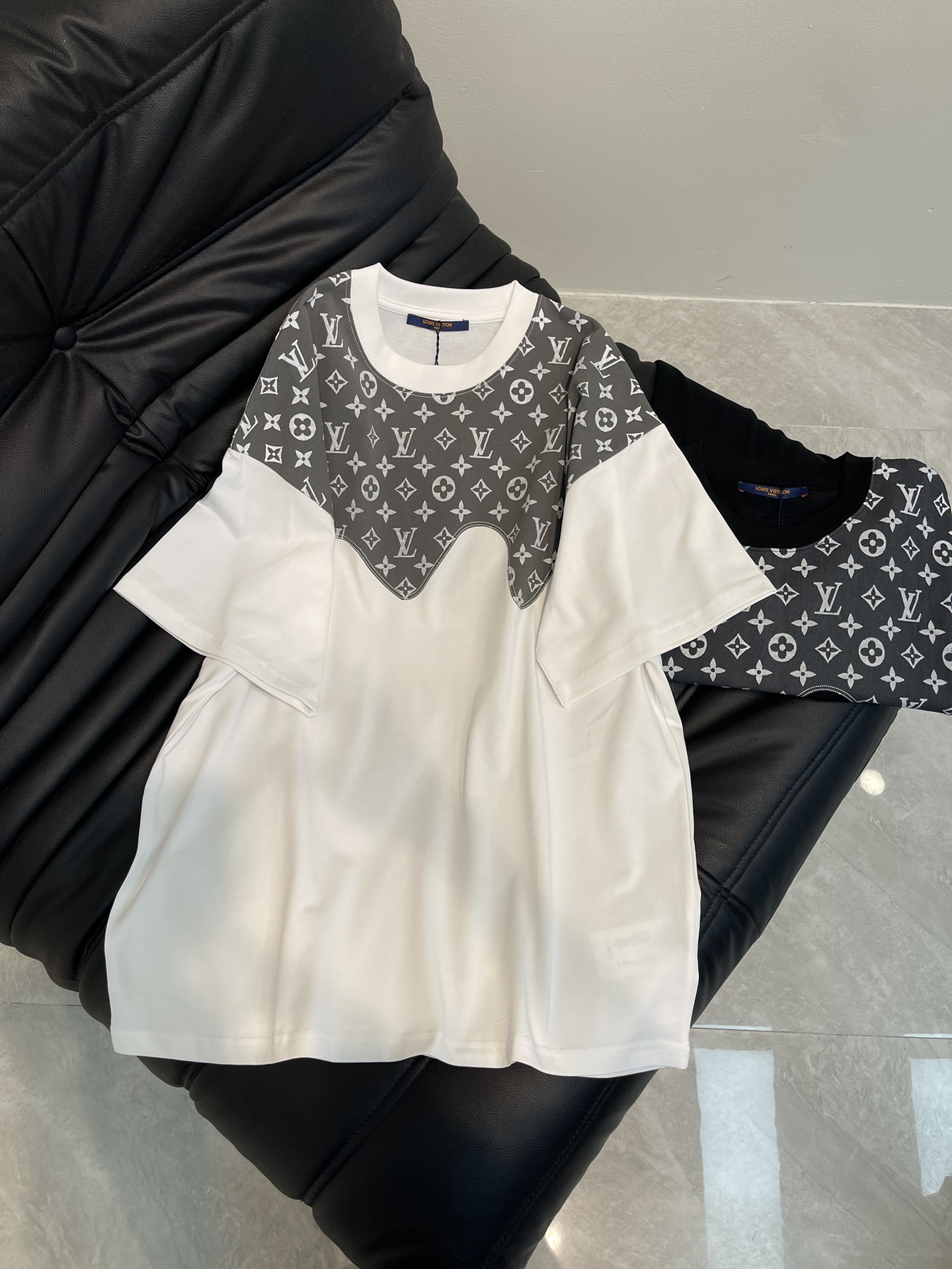 NO:318686,Louis Vuitto*25 spring and summer new half-printed letter logo spliced ​​short-sleeved T-shirt. All cotton fabric is breathable and comfortable. Presbyterian letter splicing design logo. This craft not only enhances the aesthetics of the clothing, but also gives it a unique texture and charm. Whether it is daily travel or partying, this T-shirt can make you the focus, easily control various styles, and show your personal charm!  XS-L, louis vuitton, T-shirt,tees, t-shirt,alexander wang19860909Louis Vuitto*25春夏新款半幅印花字母logo拼接短袖T恤.全棉面料,透气舒适.老花字母拼接设计标识,这种工艺不仅提升了服装的美观性,更赋予了它独特的质感与韵味.无论是日常出行还是参加派对,这款T恤都能让你成为焦点,轻松驾驭各种风格,展现个性魅力！XS-L,,louis vuitton,T-shirt,tees，t-shirt,alexander wang,Women's clothing