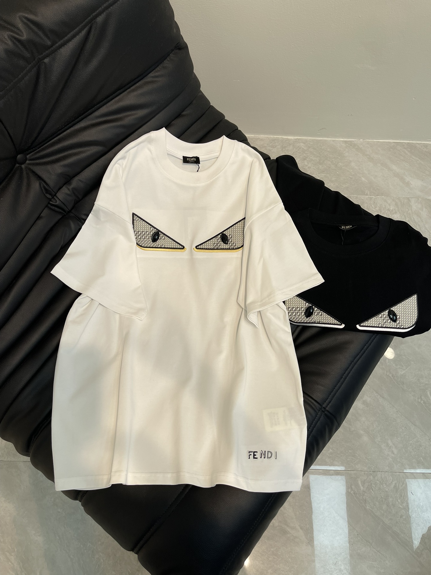 NO:318684,Fend*25 Spring and Summer New Small Monster Eyes Presbyterian Applique Embroidered Short-Sleeved T-shirt. All-Cotton Fabric is breathable and comfortable. With its unique design, it has created a classic work in the fashion industry. Showing a unique personality and style, whether it is to work, date or party, it can make you the focus. It is not only a fashionable item, but also an excellent choice to show personality and taste!  XS-L, fendi, T-shirt,tees, t-shirt,alexander wang19860909Fend*25春夏新款小怪兽眼睛老花贴布刺绣短袖T恤.全棉面料,透气舒适.以其独特的设计,造就了时尚界的经典之作. 展现出独特的个性与风格,无论是上班、约会还是聚会,都能让你成为焦点.它不仅是一件时尚单品,更是展现个性和品味的绝佳选择！XS-L,,fendi,T-shirt,tees，t-shirt,alexander wang,Women's clothing