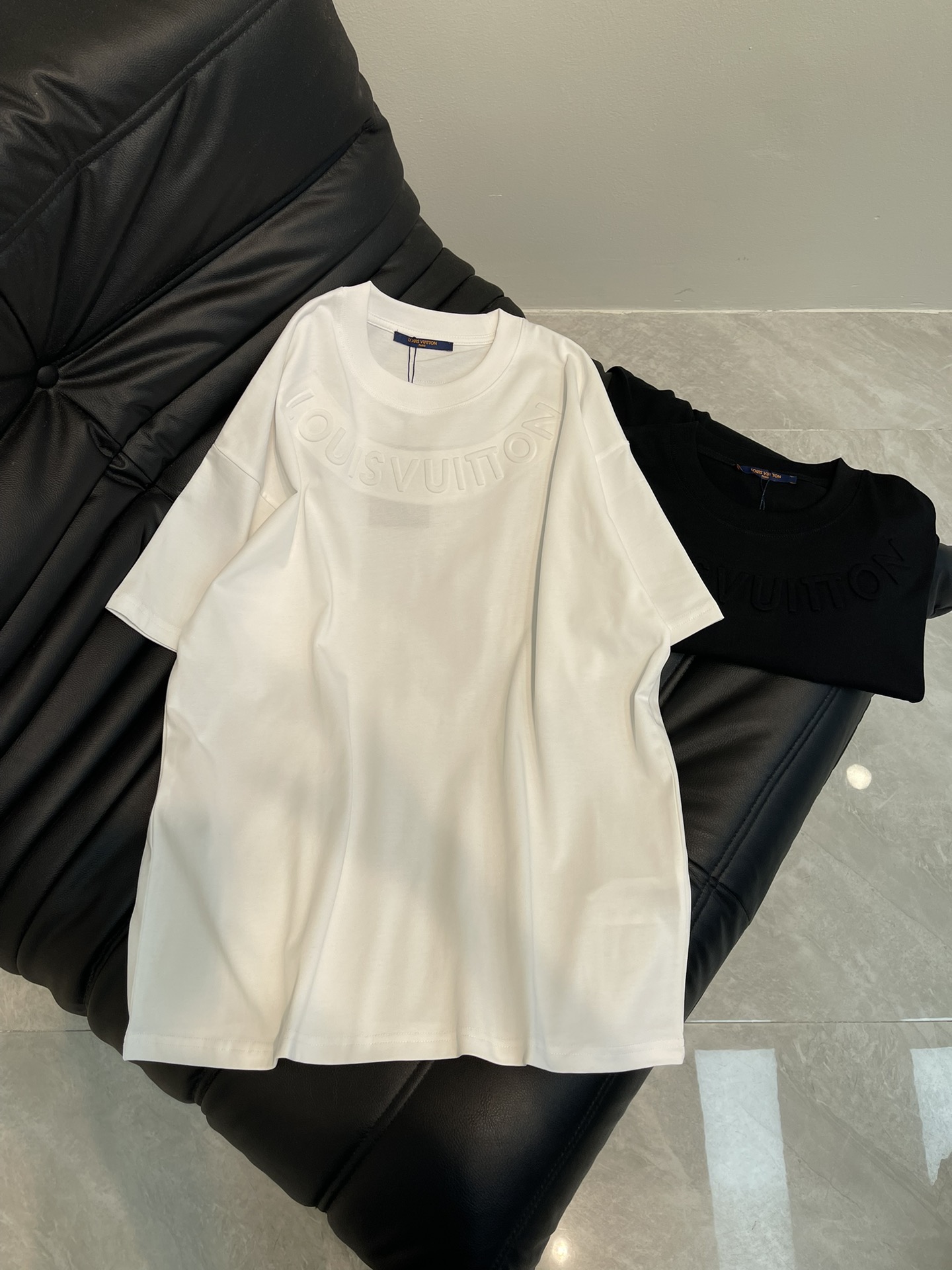 NO:318683,Louis Vuitto*25 spring and summer new style natural collar embossed letters LOGO imprinted logo short-sleeved T-shirt. All cotton fabric is breathable and comfortable. With its unique design, it has created a classic work in the fashion industry. Showing a unique personality and style, whether it is to work, date or party, you can become the focus. It is not only a fashionable item, but also an excellent choice to show personality and taste!  XS-L, louis vuitton, T-shirt,tees, t-shirt,alexander wang19860909Louis Vuitto*25春夏新款本色领口浮雕字母LOGO压印标识短袖T恤.全棉面料,透气舒适.以其独特的设计,造就了时尚界的经典之作. 展现出独特的个性与风格,无论是上班、约会还是聚会,都能让你成为焦点.它不仅是一件时尚单品,更是展现个性和品味的绝佳选择！XS-L,,louis vuitton,T-shirt,tees，t-shirt,alexander wang,Women's clothing