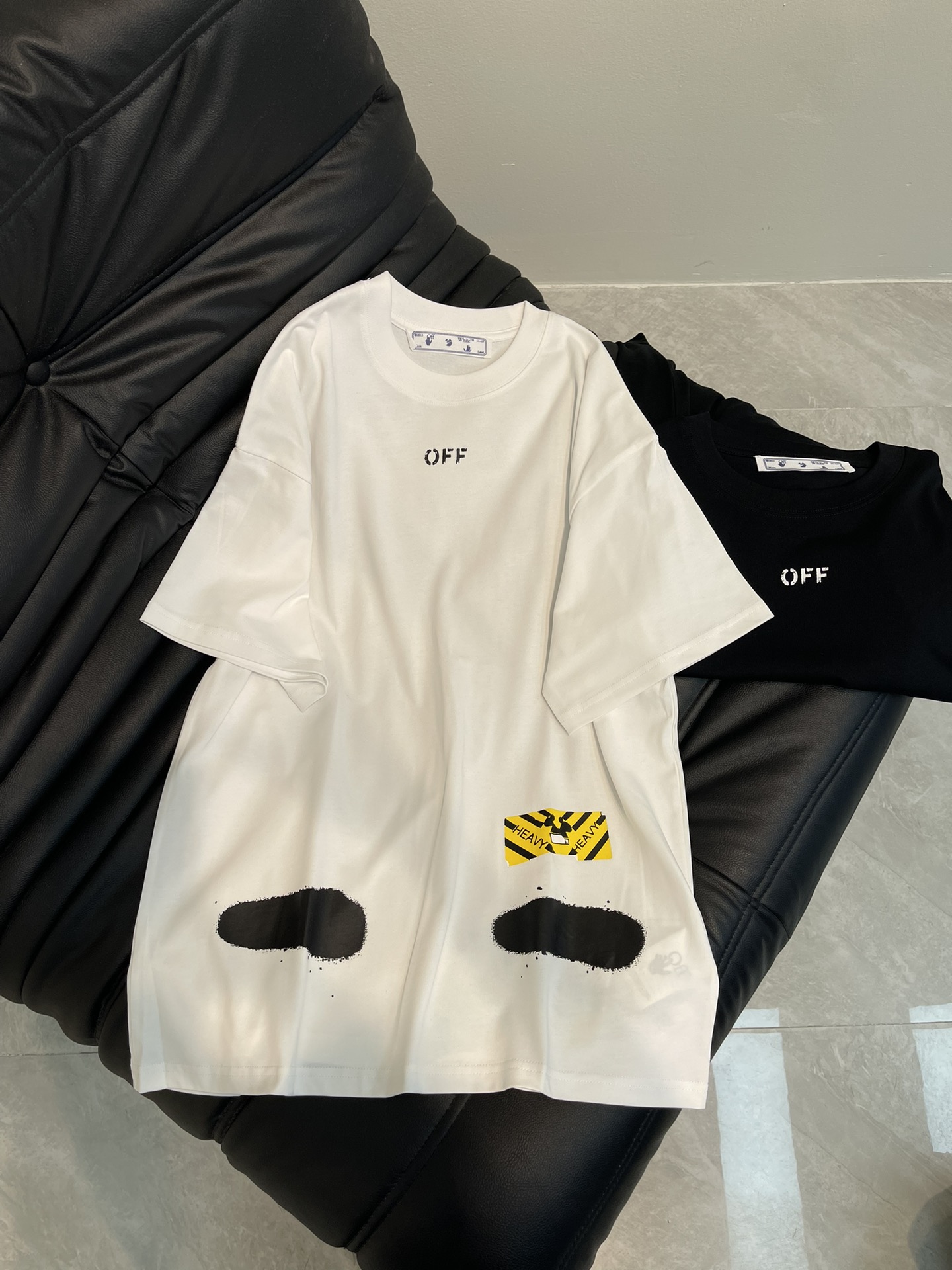 NO:318680,OFF-WHITE*25 spring and summer new creative iconic letter logo printed short-sleeved T-shirt with front and back. All cotton fabric is breathable and comfortable. With its unique design, it has created a classic work in the fashion industry. Showing unique personality and style, whether it is to work, date or party, you can become the focus. It is not only a fashionable item, but also an excellent choice to show personality and taste!  XS-L, off white, T-shirt,tees, t-shirt,alexander wang19860909OFF-WHITE*25春夏新款前后幅创意标志性字母logo印花短袖T恤.全棉面料,透气舒适.以其独特的设计,造就了时尚界的经典之作. 展现出独特的个性与风格,无论是上班、约会还是聚会,都能让你成为焦点.它不仅是一件时尚单品,更是展现个性和品味的绝佳选择！XS-L,,off white,T-shirt,tees，t-shirt,alexander wang,Women's clothing