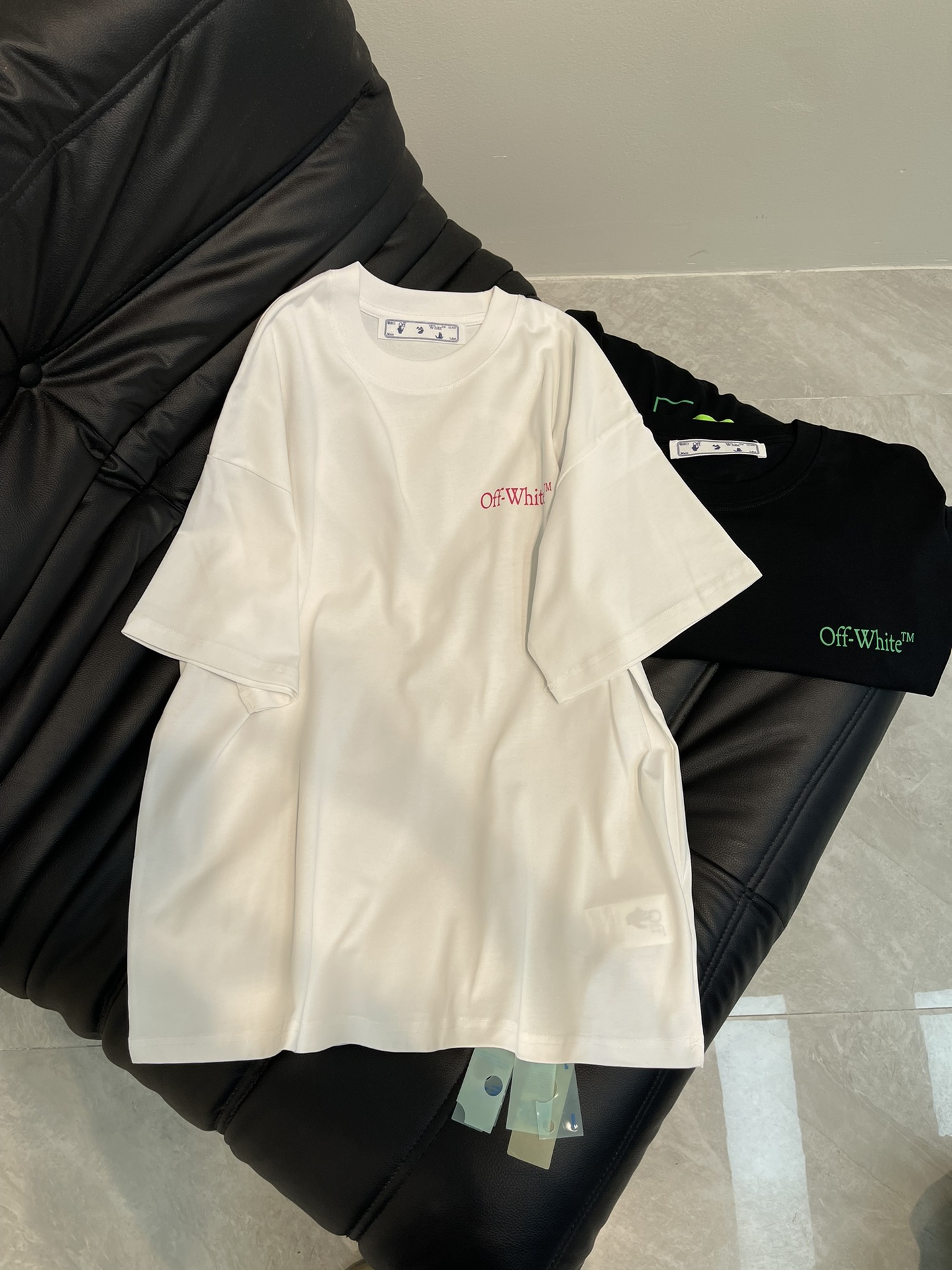 NO:318678,OFF-WHITE*25 Spring and Summer New Camera Pink Letter Logo Creative Printed Short-Sleeve T-shirt. All-Cotton fabric is breathable and comfortable. With its unique design, it has created a classic work in the fashion industry. Showing a unique personality and style, whether it is to work, date or party, you can become the focus. It is not only a fashionable item, but also an excellent choice to show personality and taste!  XS-L, off white, T-shirt,tees, t-shirt,alexander wang19860909OFF-WHITE*25春夏新款相机粉红色字母logo创意印花短袖T恤.全棉面料,透气舒适.以其独特的设计,造就了时尚界的经典之作. 展现出独特的个性与风格,无论是上班、约会还是聚会,都能让你成为焦点.它不仅是一件时尚单品,更是展现个性和品味的绝佳选择！XS-L,,off white,T-shirt,tees，t-shirt,alexander wang,Women's clothing