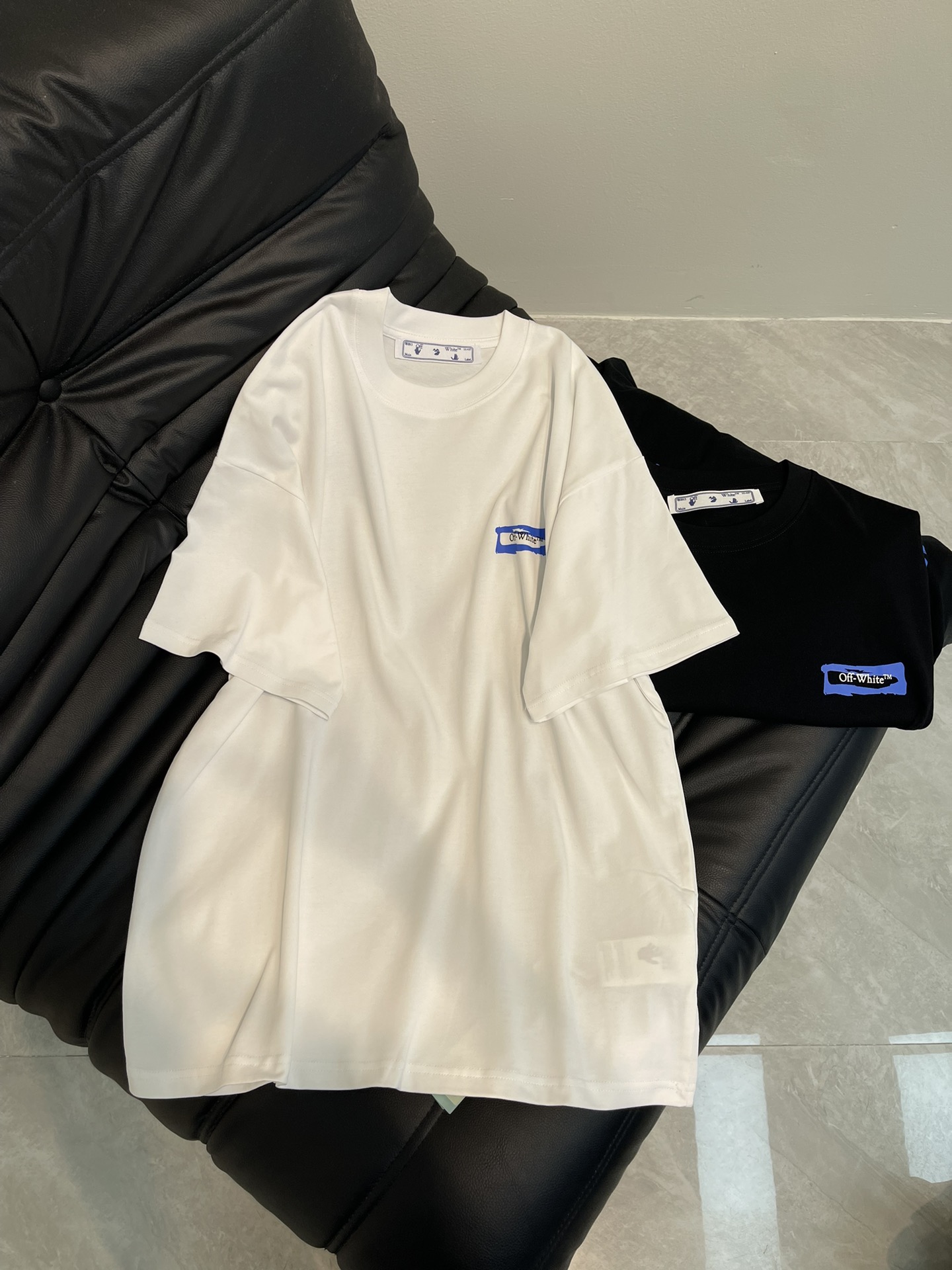 NO:318676,OFF-WHITE*25 spring and summer new big arrow letter logo graffiti printed logo short-sleeved T-shirt. All cotton fabric is breathable and comfortable. With its unique design, it has created a classic work in the fashion industry. Showing a unique personality and style, whether it is to work, date or party, you can become the focus. It is not only a fashionable item, but also an excellent choice to show personality and taste!  XS-L, off white, T-shirt,tees, t-shirt,alexander wang19860909OFF-WHITE*25春夏新款大箭头字母logo涂鸦印花标识短袖T恤.全棉面料,透气舒适.以其独特的设计,造就了时尚界的经典之作. 展现出独特的个性与风格,无论是上班、约会还是聚会,都能让你成为焦点.它不仅是一件时尚单品,更是展现个性和品味的绝佳选择！XS-L,,off white,T-shirt,tees，t-shirt,alexander wang,Women's clothing