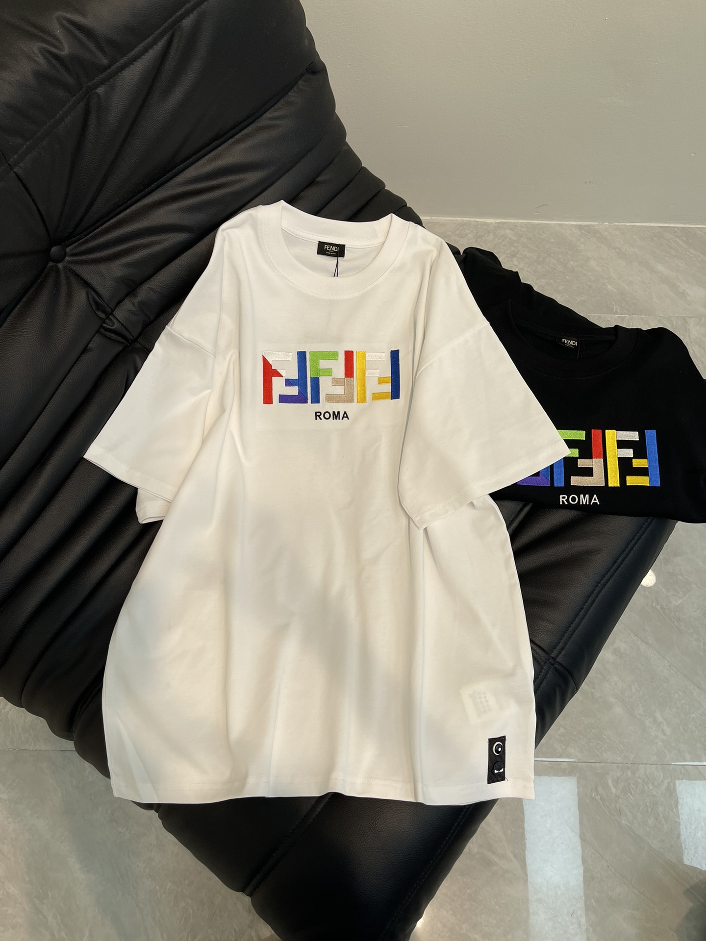 NO:318682,Fend*25 spring and summer new simple brand FF letter logo embroidered short-sleeved T-shirt. All cotton fabric is breathable and comfortable. With its unique design, it has created a classic work in the fashion industry. Showing a unique personality and style, whether it is to work, date or party, you can become the focus. It is not only a fashionable item, but also an excellent choice to show personality and taste!  XS-L, fendi, T-shirt,tees, t-shirt,alexander wang19860909Fend*25春夏新款简约品牌FF字母logo刺绣标识短袖T恤.全棉面料,透气舒适.以其独特的设计,造就了时尚界的经典之作. 展现出独特的个性与风格,无论是上班、约会还是聚会,都能让你成为焦点.它不仅是一件时尚单品,更是展现个性和品味的绝佳选择！XS-L,,fendi,T-shirt,tees，t-shirt,alexander wang,Women's clothing