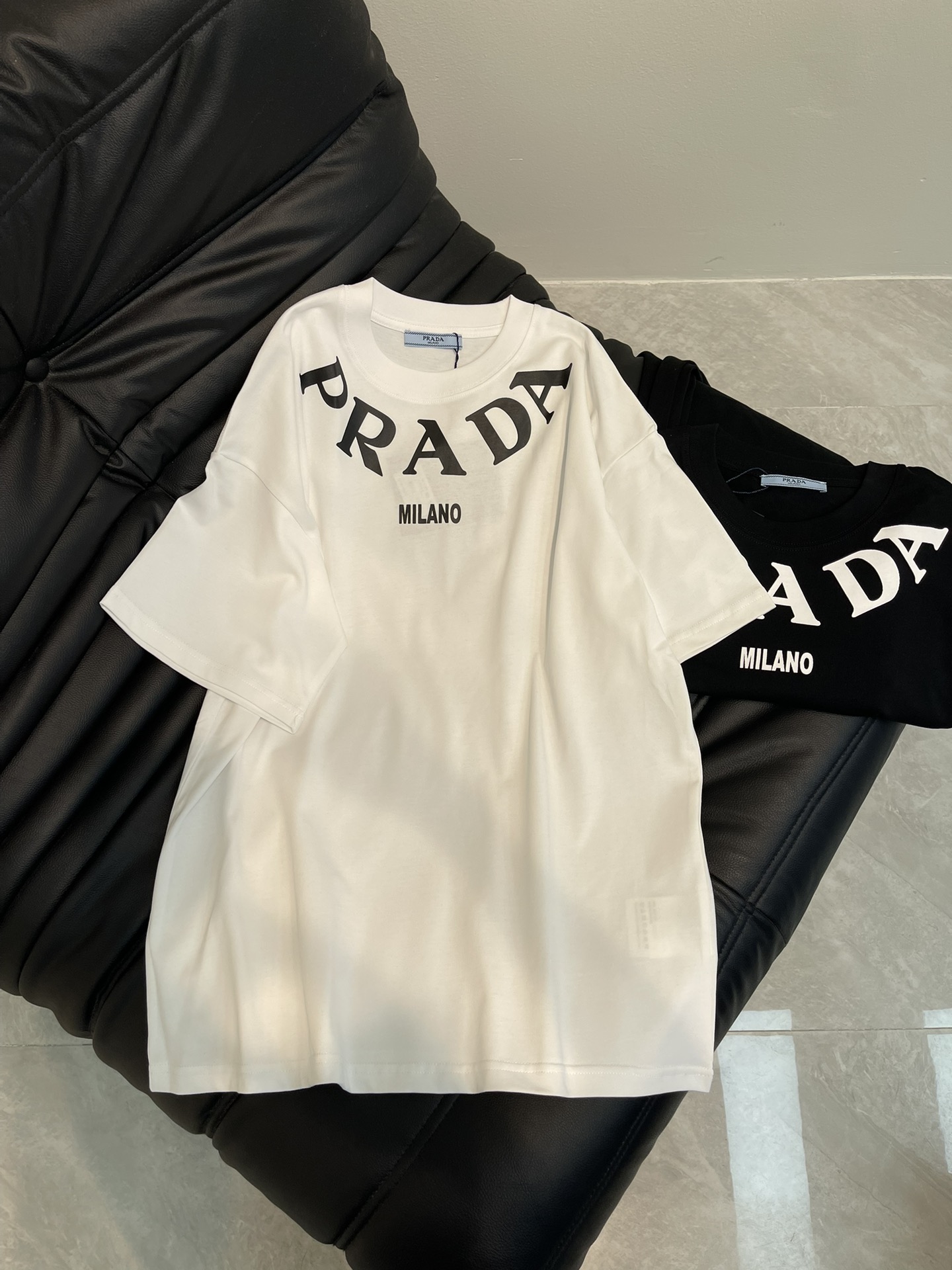 NO:318681,Prad*25 spring and summer new neckline letter logo printed short-sleeved T-shirt. All cotton fabric is breathable and comfortable. With its unique design, it has created a classic work in the fashion industry. Showing a unique personality and style, whether it is to work, date or party, you can become the focus. It is not only a fashionable item, but also an excellent choice to show personality and taste!  XS-L, prada, T-shirt,tees, t-shirt,alexander wang19860909Prad*25春夏新款领口字母logo印花短袖T恤.全棉面料,透气舒适.以其独特的设计,造就了时尚界的经典之作. 展现出独特的个性与风格,无论是上班、约会还是聚会,都能让你成为焦点.它不仅是一件时尚单品,更是展现个性和品味的绝佳选择！XS-L,,prada,T-shirt,tees，t-shirt,alexander wang,Women's clothing