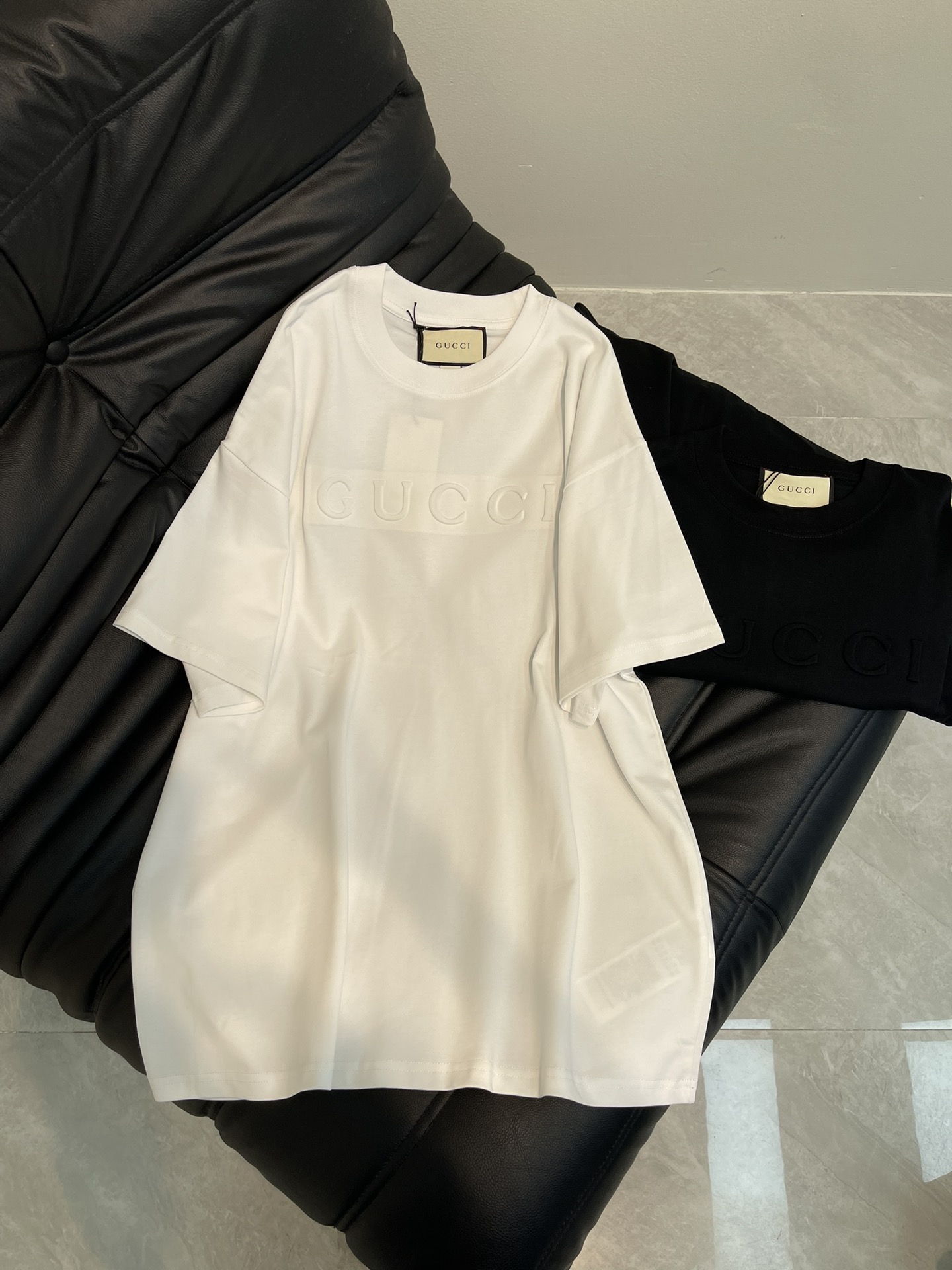 NO:318668,Gucc*25 spring and summer new solid color simple brand letter logo embossed design logo short-sleeved T-shirt. All cotton fabric is breathable and comfortable. With its unique design, it has created a classic work in the fashion industry. Showing a unique personality and style, whether it is to work, date or party, it can make you the focus. It is not only a fashionable item, but also an excellent choice to show personality and taste!  XS-L, gucci, T-shirt,tees, t-shirt,alexander wang19860909Gucc*25春夏新款纯色简约品牌字母logo压花设计标识短袖T恤.全棉面料,透气舒适.以其独特的设计,造就了时尚界的经典之作. 展现出独特的个性与风格,无论是上班、约会还是聚会,都能让你成为焦点.它不仅是一件时尚单品,更是展现个性和品味的绝佳选择！XS-L,,gucci,T-shirt,tees，t-shirt,alexander wang,Women's clothing