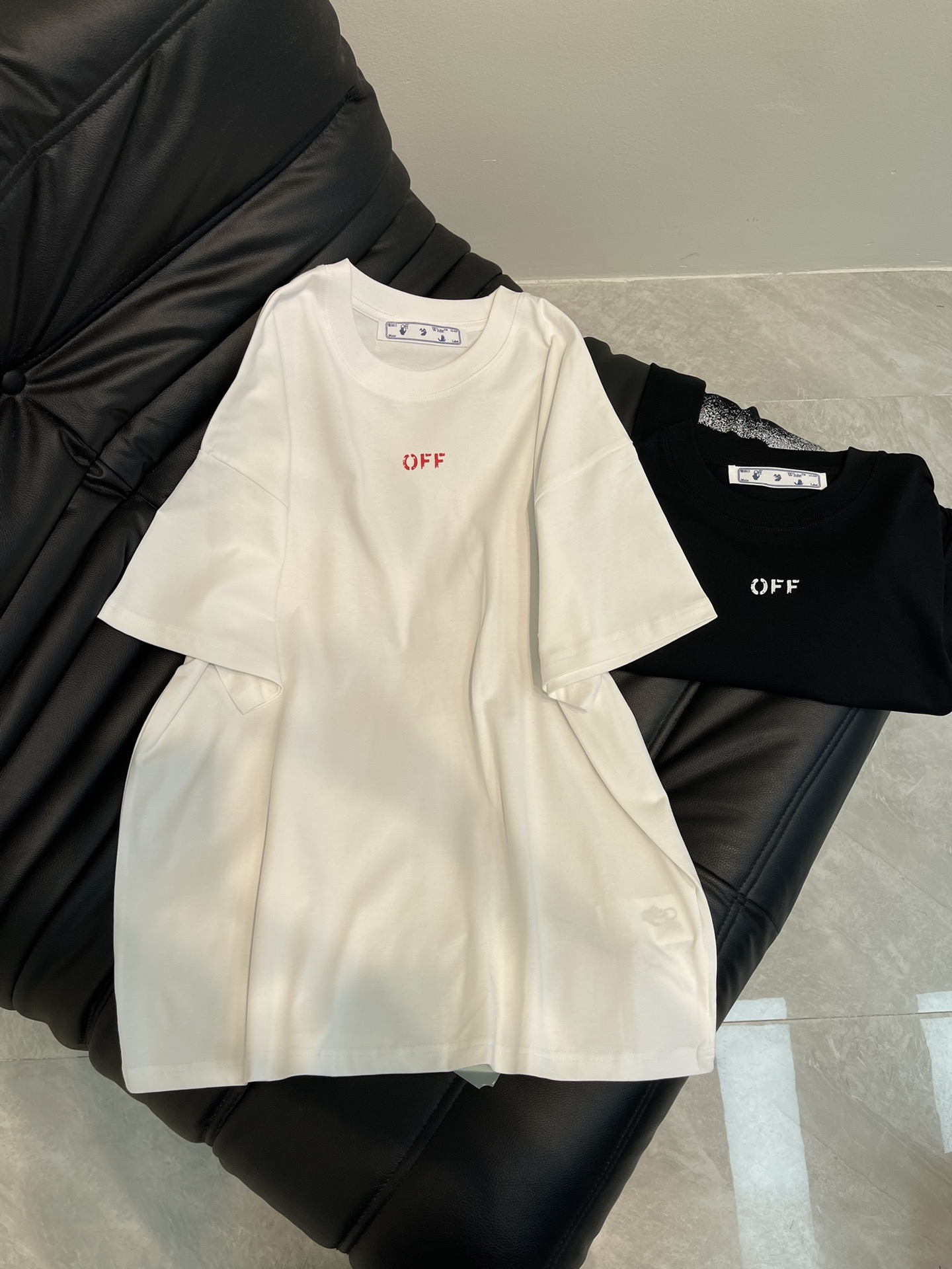 NO:318674,OFF-WHITE*25 spring and summer new large-scale arrow inkjet printing logo logo short-sleeved T-shirt. All-cotton fabric is breathable and comfortable. With its unique design, it has created a classic work in the fashion industry. Showing a unique personality and style, whether it is to work, date or party, you can become the focus. It is not only a fashionable item, but also an excellent choice to show personality and taste!  XS-L, off white, T-shirt,tees, t-shirt,alexander wang19860909OFF-WHITE*25春夏新款大幅箭头喷墨印花logo标志短袖T恤.全棉面料,透气舒适.以其独特的设计,造就了时尚界的经典之作. 展现出独特的个性与风格,无论是上班、约会还是聚会,都能让你成为焦点.它不仅是一件时尚单品,更是展现个性和品味的绝佳选择！XS-L,,off white,T-shirt,tees，t-shirt,alexander wang,Women's clothing