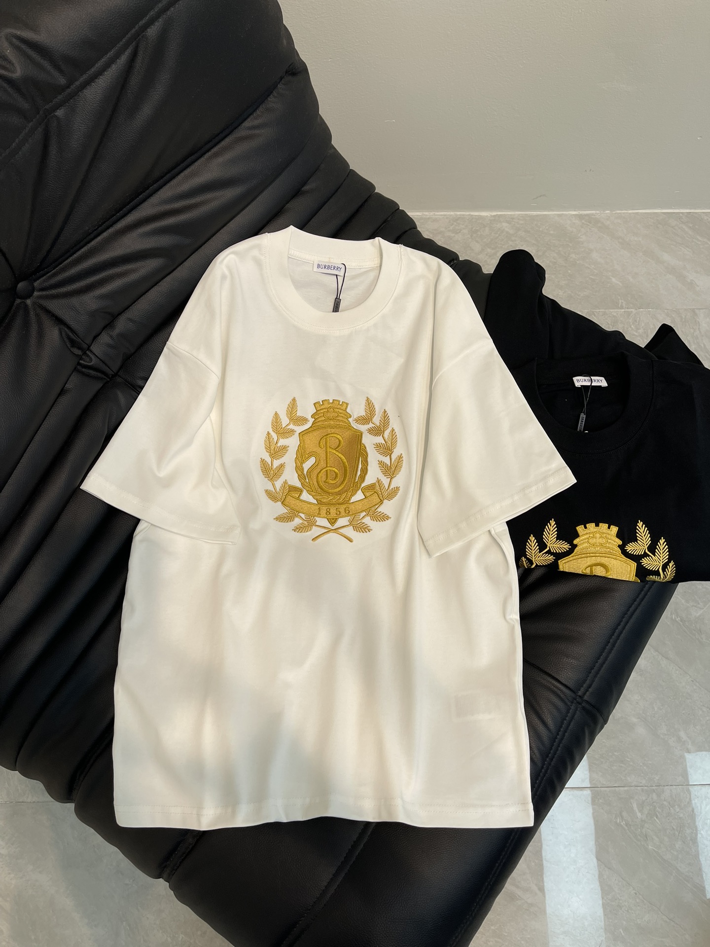 NO:318661,Burberr*25 spring and summer new golden oak embroidered logo short-sleeved T-shirt. All cotton fabric is breathable and comfortable. With its unique design, it has created a classic work in the fashion industry. Showing unique personality and style, whether it is to work, date or party, you can become the focus. It is not only a fashionable item, but also an excellent choice to show personality and taste!  XS-L, burberry, T-shirt,tees, t-shirt,alexander wang19860909Burberr*25春夏新款金色橡树刺绣徽标短袖T恤.全棉面料,透气舒适.以其独特的设计,造就了时尚界的经典之作. 展现出独特的个性与风格,无论是上班、约会还是聚会,都能让你成为焦点.它不仅是一件时尚单品,更是展现个性和品味的绝佳选择！XS-L,,burberry,T-shirt,tees，t-shirt,alexander wang,Women's clothing