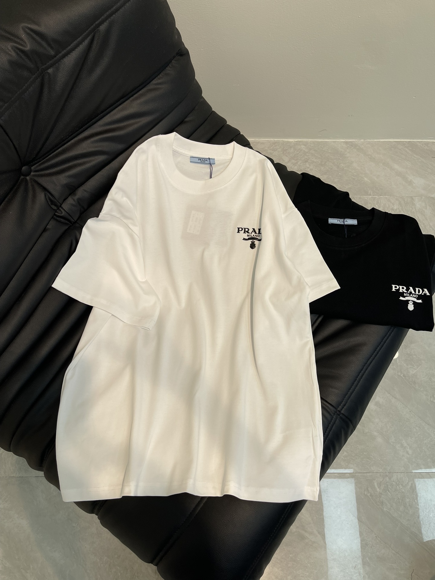 NO:318675,Prad*25 spring and summer new simple silicone three-dimensional letter small logo design short-sleeved T-shirt. All cotton fabric is breathable and comfortable. With its unique design, it has created a classic work in the fashion industry. Showing a unique personality and style, whether it is to work, date or party, it can make you the focus. It is not only a fashionable item, but also an excellent choice to show personality and taste!  XS-L, prada, T-shirt,tees, t-shirt,alexander wang19860909Prad*25春夏新款简约硅胶立体字母小标logo设计短袖T恤.全棉面料,透气舒适.以其独特的设计,造就了时尚界的经典之作. 展现出独特的个性与风格,无论是上班、约会还是聚会,都能让你成为焦点.它不仅是一件时尚单品,更是展现个性和品味的绝佳选择！XS-L,,prada,T-shirt,tees，t-shirt,alexander wang,Women's clothing