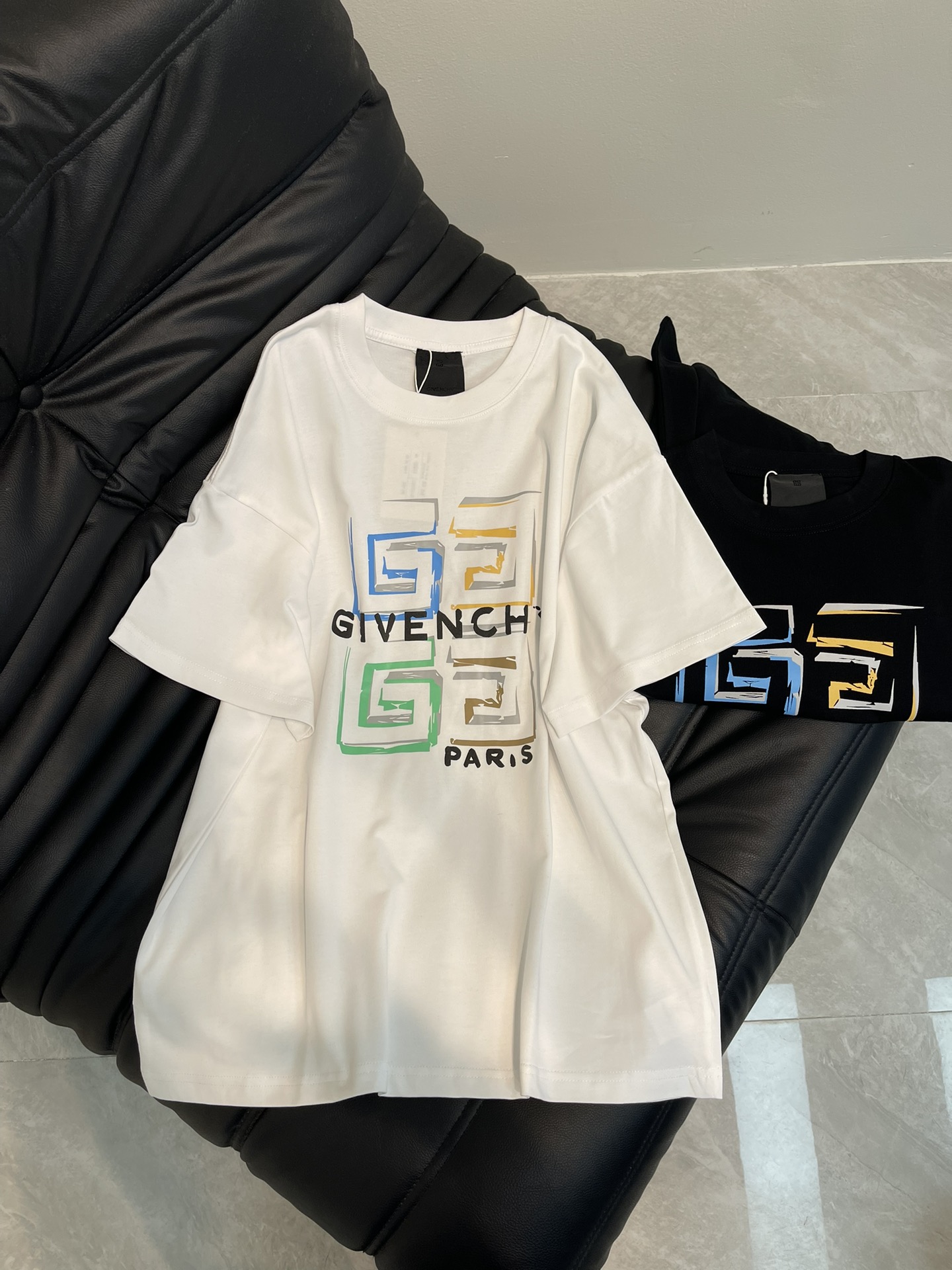 NO:318673,GIVENCH*25 Spring and Summer New Colorful Creative Letter Logo Printed Logo Short-sleeved T-shirt. All-cotton fabric is breathable and comfortable. With its unique design, it has created a classic work in the fashion industry. Showing a unique personality and style, whether it is to work, date or party, you can become the focus. It is not only a fashionable item, but also an excellent choice to show personality and taste!  XS-L, given, T-shirt,tees,t-shirt,alexander wang19860909GIVENCH*25春夏新款七彩创意字母logo印花标识短袖T恤.全棉面料,透气舒适.以其独特的设计,造就了时尚界的经典之作. 展现出独特的个性与风格,无论是上班、约会还是聚会,都能让你成为焦点.它不仅是一件时尚单品,更是展现个性和品味的绝佳选择！XS-L,,givenchy,T-shirt,tees，t-shirt,alexander wang,Women's clothing