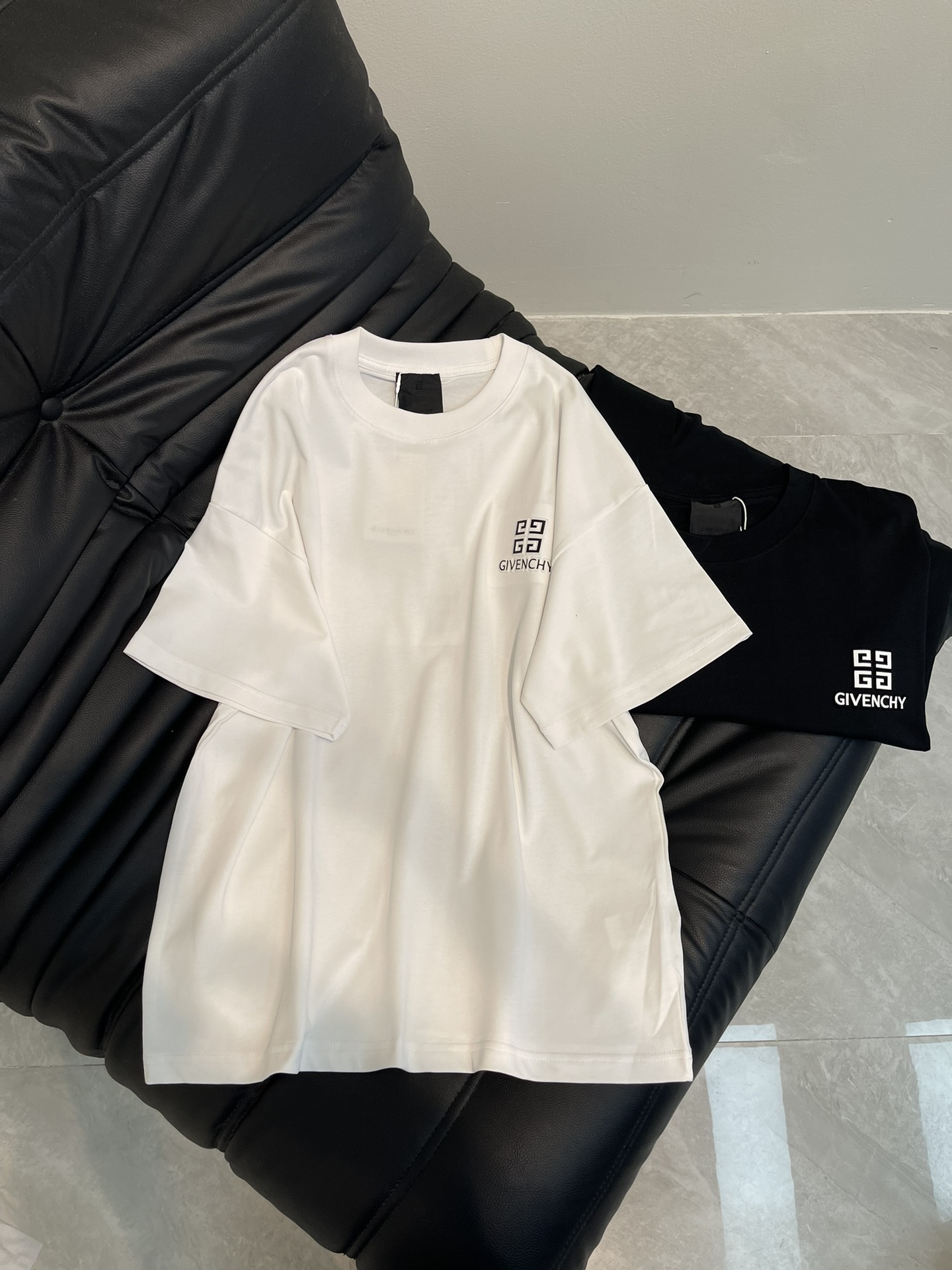 NO:318671,GIVENCH*25 spring and summer new three-dimensional concave and embossed letter logo design logo logo design. The cotton fabric is breathable and comfortable. With its unique design, it has created a classic work in the fashion industry. Showing a unique personality and style, whether it is to work, date or party, you can become the focus. It is not only a fashionable item, but also an excellent choice to show personality and taste!  XS-L, given, T-shirt,tees,t-shirt,alexander wang19860909GIVENCH*25春夏新款前后立体凹凸压印字母logo设计标识短袖T恤.全棉面料,透气舒适.以其独特的设计,造就了时尚界的经典之作. 展现出独特的个性与风格,无论是上班、约会还是聚会,都能让你成为焦点.它不仅是一件时尚单品,更是展现个性和品味的绝佳选择！XS-L,,givenchy,T-shirt,tees，t-shirt,alexander wang,Women's clothing