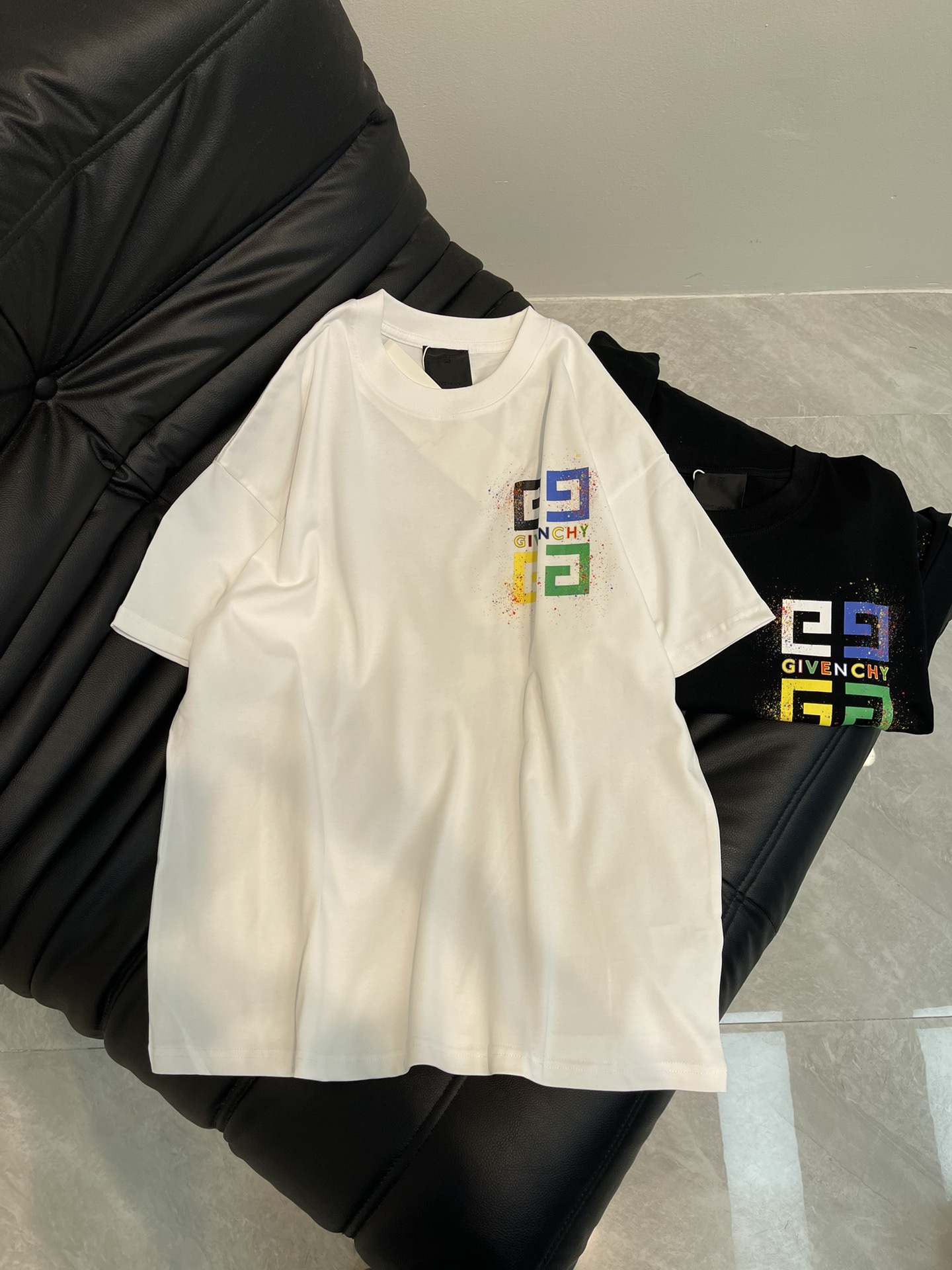 NO:318669,GIVENCH*25 spring and summer new style with colorful letters logo printed short-sleeved T-shirt with front and back. All cotton fabric is breathable and comfortable. With its unique design, it has created a classic work in the fashion industry. Showing a unique personality and style, whether it is to work, date or party, you can become the focus. It is not only a fashionable item, but also an excellent choice to show personality and taste!  XS-L, given, T-shirt,tees,t-shirt,alexander wang19860909GIVENCH*25春夏新款前后泼墨七彩字母logo印花标识短袖T恤.全棉面料,透气舒适.以其独特的设计,造就了时尚界的经典之作. 展现出独特的个性与风格,无论是上班、约会还是聚会,都能让你成为焦点.它不仅是一件时尚单品,更是展现个性和品味的绝佳选择！XS-L,,givenchy,T-shirt,tees，t-shirt,alexander wang,Women's clothing