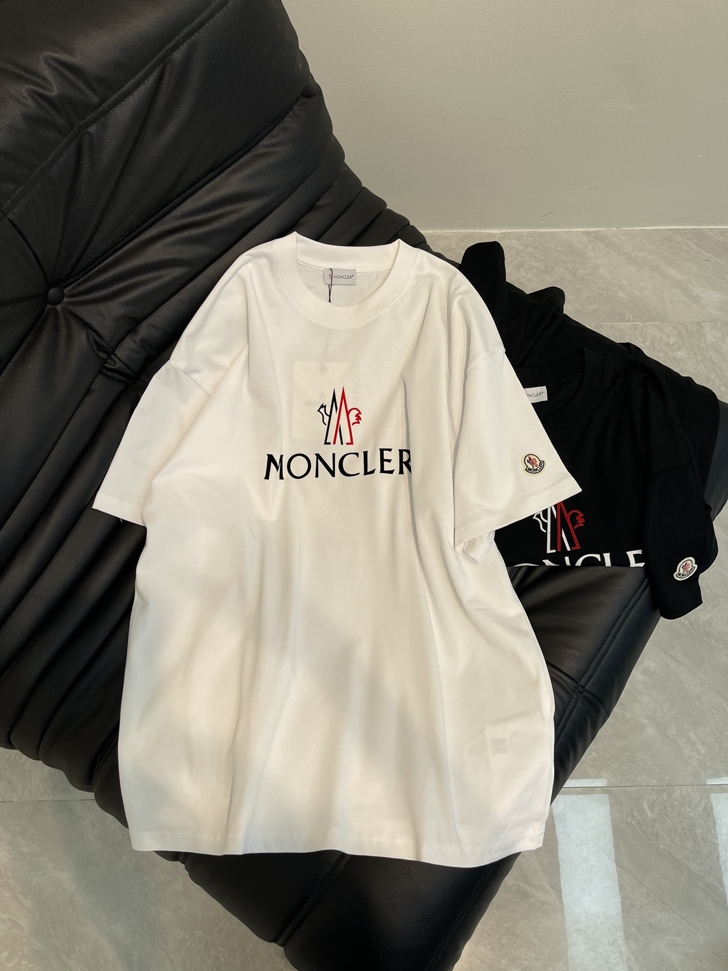 NO:318638,MONCLE* 25 Spring and Summer New Red and White Interlaced Flocking Logo Printed Short-Sleeve T-shirt. All-Cotton fabric is breathable and comfortable. With its unique design, it has created a classic work in the fashion industry. Showing a unique personality and style, whether it is to work, date or party, you can become the focus. It is not only a fashionable item, but also an excellent choice to show personality and taste!  XS-L, Moncler, T-shirt,tees, t-shirt,alexander wang19860909MONCLE*蒙口25春夏新款红白交错植绒logo印花短袖T恤.全棉面料,透气舒适.以其独特的设计,造就了时尚界的经典之作. 展现出独特的个性与风格,无论是上班、约会还是聚会,都能让你成为焦点.它不仅是一件时尚单品,更是展现个性和品味的绝佳选择！XS-L,,Moncler,T-shirt,tees，t-shirt,alexander wang,Women's clothing