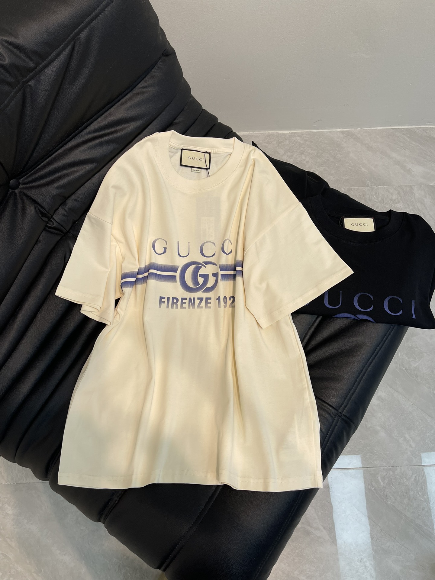 NO:318666,Gucc*25 Spring and Summer New Classic GG Letter Belt Logo Printed Logo Short-sleeved T-shirt. All-cotton fabric is breathable and comfortable. With its unique design, it has created a classic work in the fashion industry. Showing a unique personality and style, whether it is to work, date or party, you can become the focus. It is not only a fashionable item, but also an excellent choice to show personality and taste!  XS-L, gucci, T-shirt,tees, t-shirt,alexander wang19860909Gucc*25春夏新款经典GG字母腰带logo印花标识短袖T恤.全棉面料,透气舒适.以其独特的设计,造就了时尚界的经典之作. 展现出独特的个性与风格,无论是上班、约会还是聚会,都能让你成为焦点.它不仅是一件时尚单品,更是展现个性和品味的绝佳选择！XS-L,,gucci,T-shirt,tees，t-shirt,alexander wang,Women's clothing