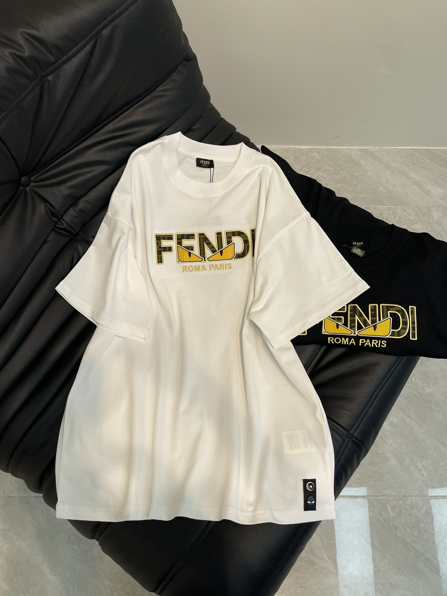 NO:318641,Fend*25 spring and summer new patch embroidered monster eyes letter logo logo short-sleeved T-shirt. All cotton fabric is breathable and comfortable. With its unique design, it has created a classic work in the fashion industry. Showing a unique personality and style, whether it is to work, date or party, it can make you the focus. It is not only a fashionable item, but also an excellent choice to show personality and taste!  XS-L, fendi, T-shirt,tees, t-shirt,alexander wang19860909Fend*25春夏新款贴布刺绣小怪兽眼睛字母logo标识短袖T恤.全棉面料,透气舒适.以其独特的设计,造就了时尚界的经典之作. 展现出独特的个性与风格,无论是上班、约会还是聚会,都能让你成为焦点.它不仅是一件时尚单品,更是展现个性和品味的绝佳选择！XS-L,,fendi,T-shirt,tees，t-shirt,alexander wang,Women's clothing
