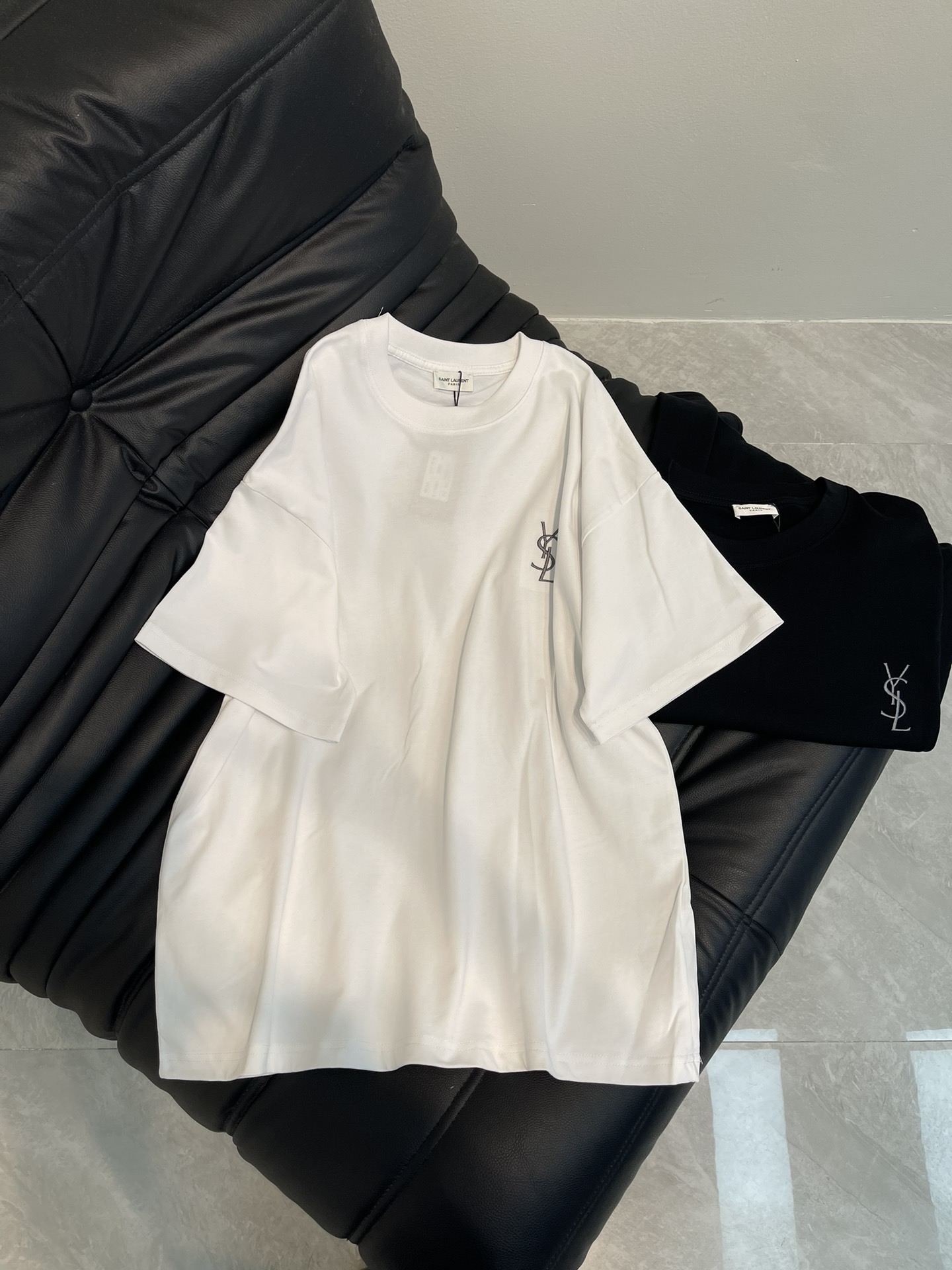 NO:318644,Ysl*25 spring and summer new simple letter embroidered logo logo short-sleeved T-shirt. All cotton fabric is breathable and comfortable. With its unique design, it has created a classic work in the fashion industry. Showing a unique personality and style, whether it is to work, date or party, you can become the focus. It is not only a fashionable item, but also an excellent choice to show personality and taste!  XS-L, saint laurent, T-shirt,tees, t-shirt,alexander wang19860909Ysl*25春夏新款简约字母刺绣logo标识短袖T恤.全棉面料,透气舒适.以其独特的设计,造就了时尚界的经典之作. 展现出独特的个性与风格,无论是上班、约会还是聚会,都能让你成为焦点.它不仅是一件时尚单品,更是展现个性和品味的绝佳选择！XS-L,,saint laurent,T-shirt,tees，t-shirt,alexander wang,Women's clothing